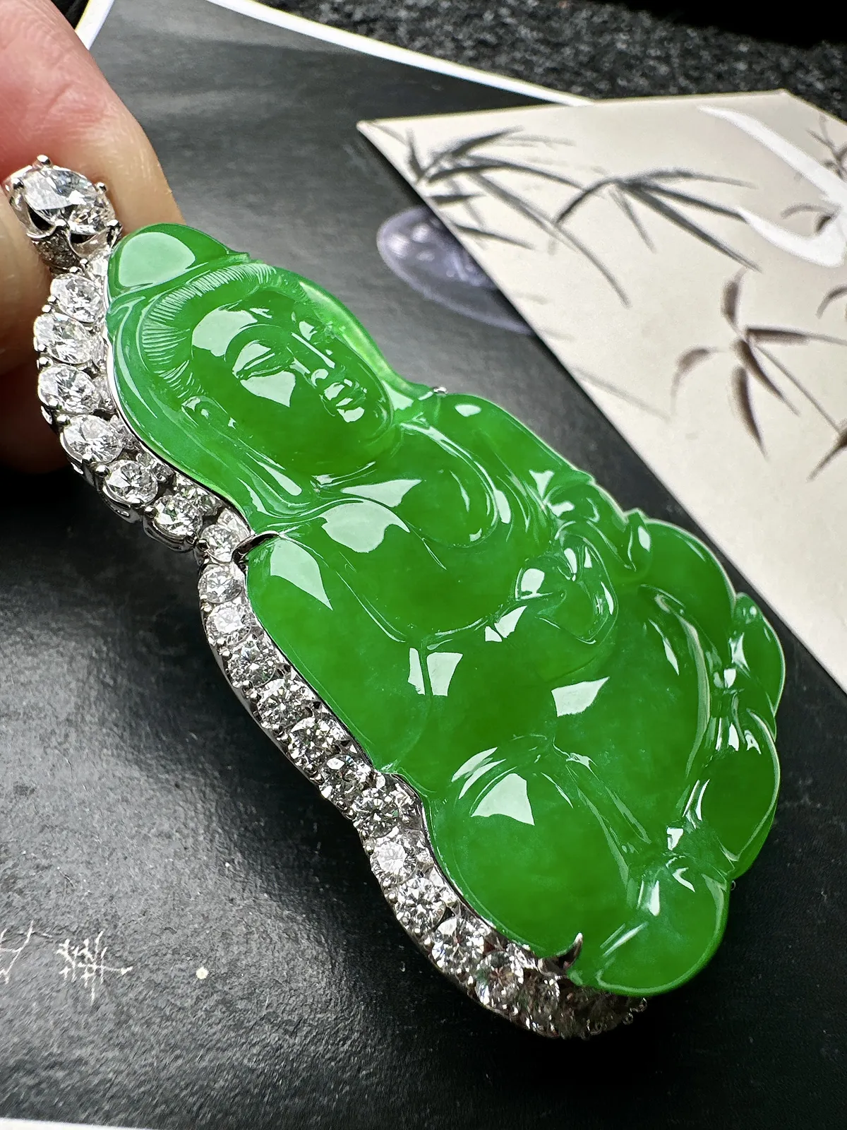 【冰阳满绿大观音】厚装大件，阳绿色泽，种质上乘，细润度很高，毫无结构感，工艺很漂亮，18k金钻镶嵌，裸石尺寸56.5*37.1*6.2毫米，收藏可选。