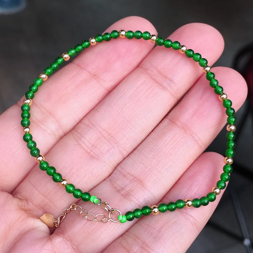 阳绿珠子手链，色泽均匀艳丽，玉质细腻，荧光感超
强，饱满圆润，尽显优雅气质，18k
金豪华镶嵌