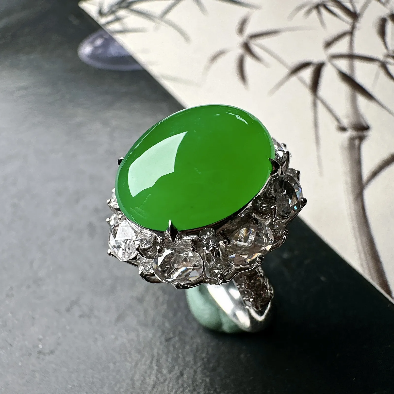 【冰种满绿蛋面戒指】质地细腻，通透闪亮，光泽耀眼，18k古法金钻镶嵌，裸石尺寸15.5*13.1*6.2毫米