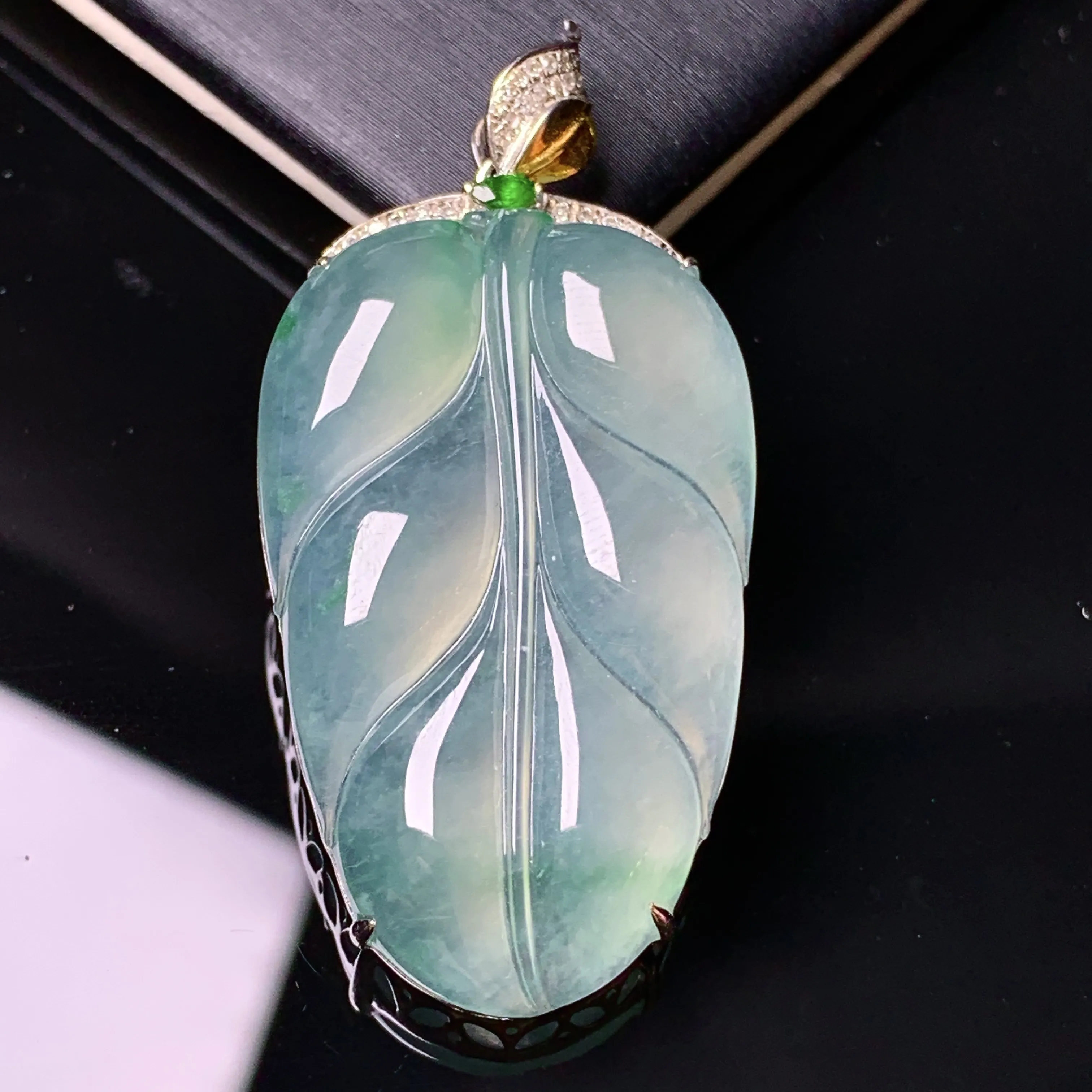 18k金镶嵌冰种树叶吊坠 玉质细腻 色泽清新艳丽 整体尺寸45.2*21.5*7.6