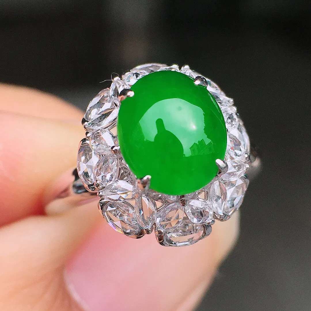 阳绿蛋面戒指，色泽均匀艳丽，玉质细腻，荧光感超
强，饱满圆润，尽显优雅气质，18k
金豪华镶嵌