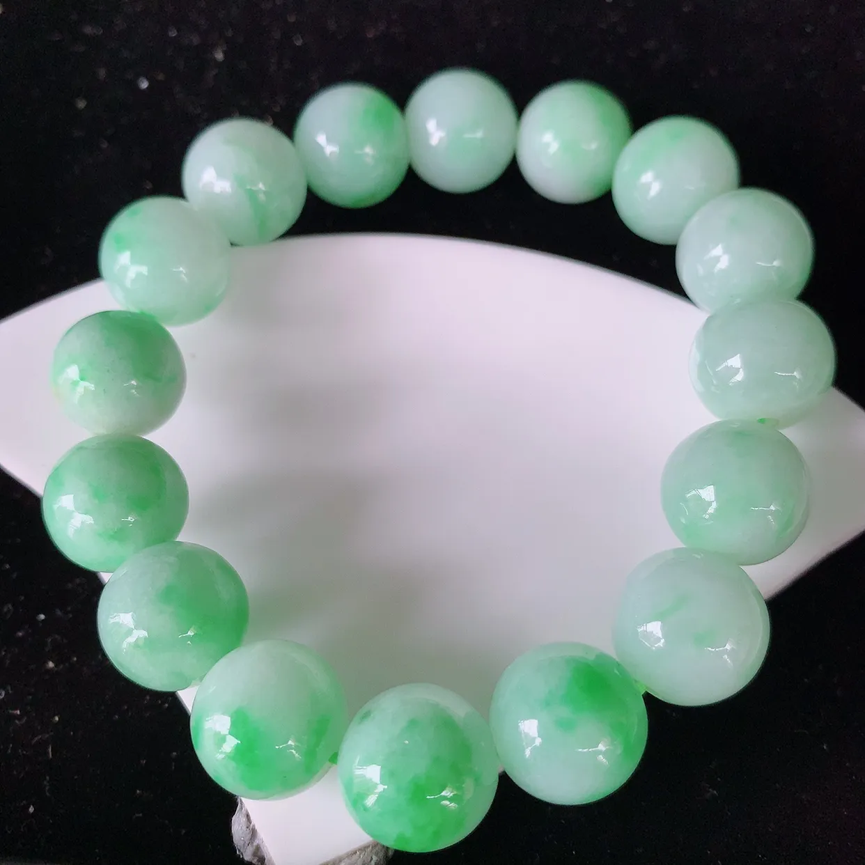 自然光实拍，冰润飘绿翡翠手串手链，种老水足，冰清玉润  颜色漂亮  #001.1取一尺寸12.6mm