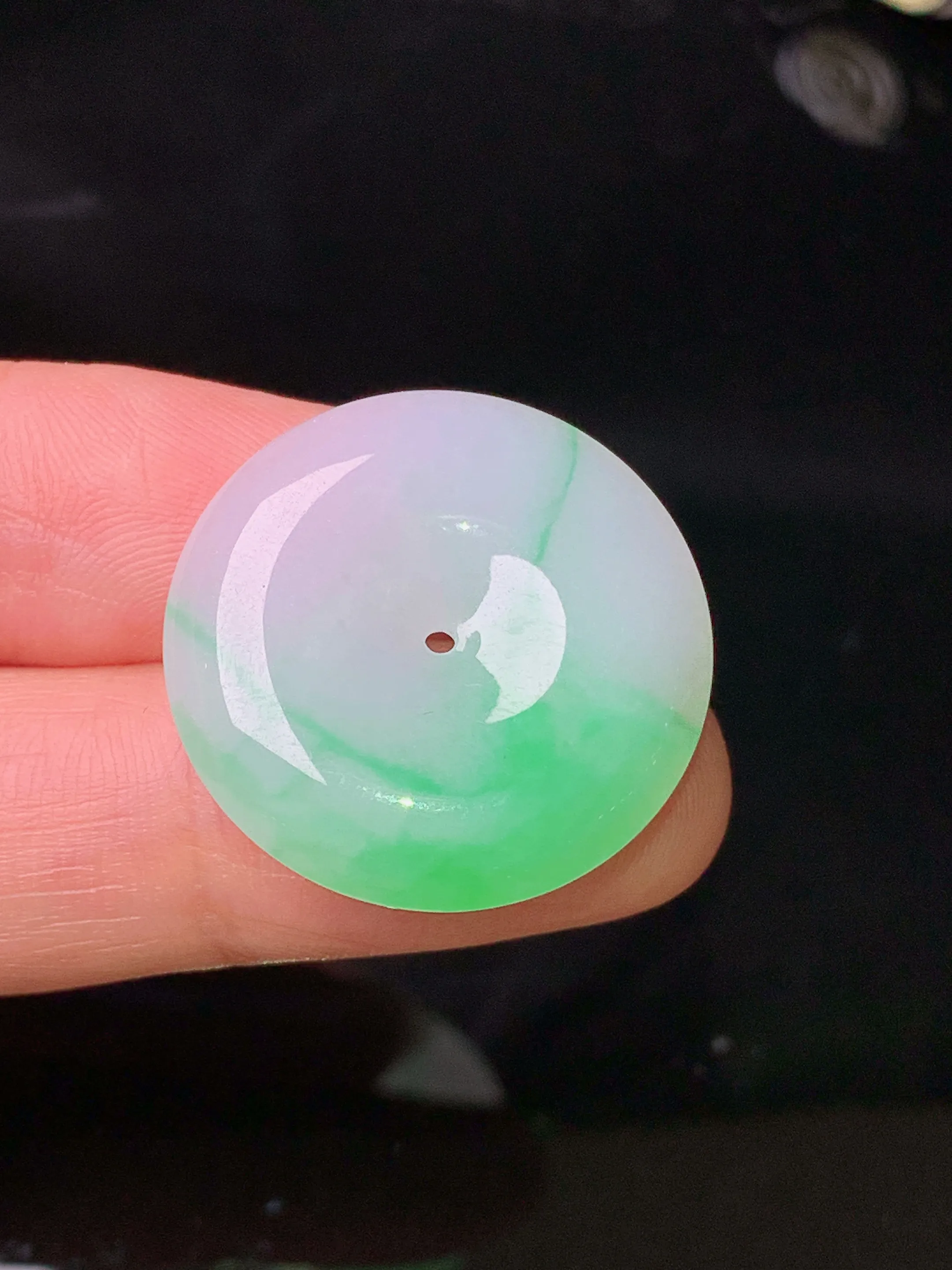 飘绿平安扣吊坠 玉质细腻 色泽清新艳丽 整体尺寸24.2*5.5