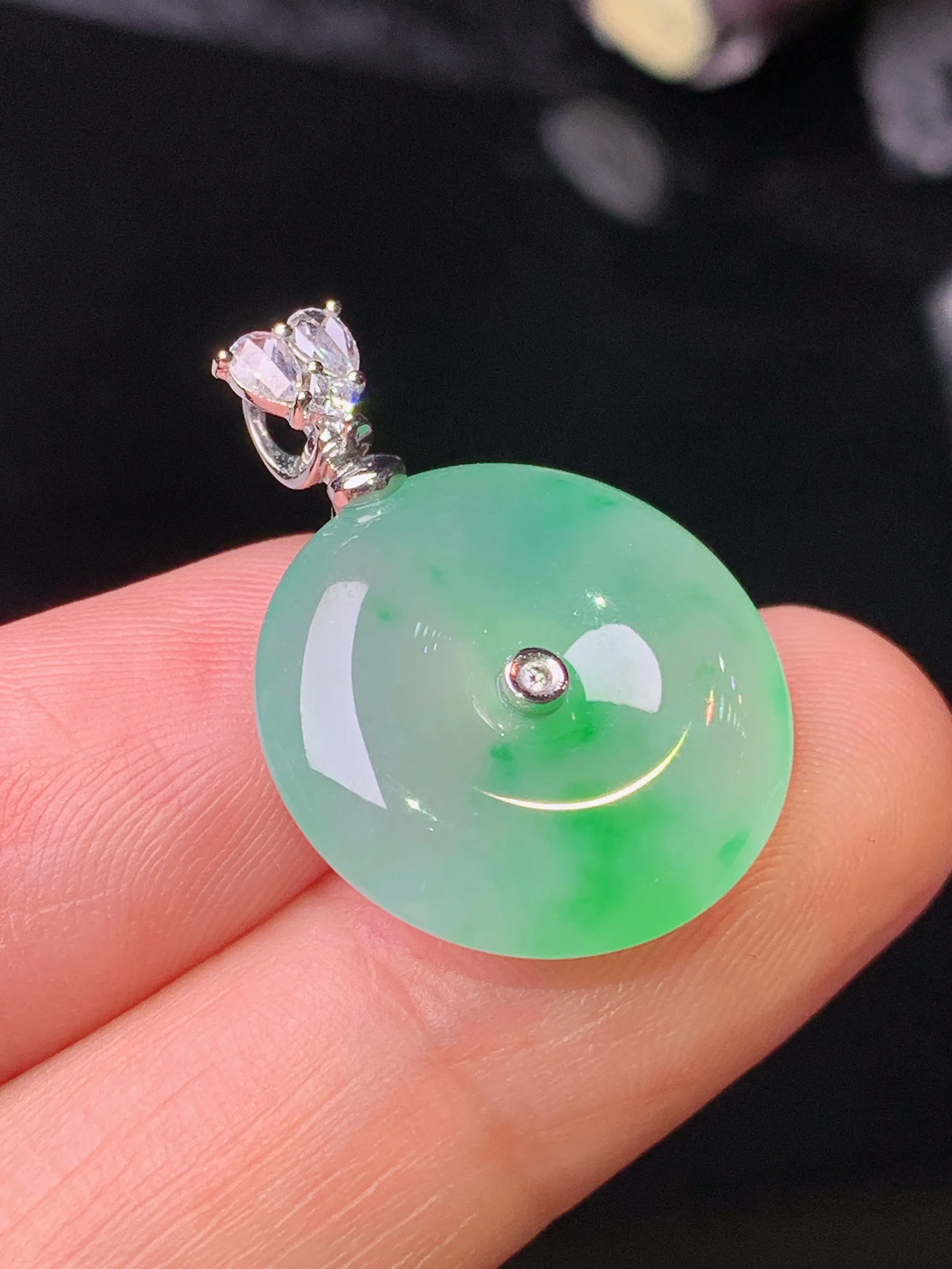 18k金钻镶嵌飘绿平安扣吊坠 玉质细腻 色泽清新艳丽 整体尺寸25.2*18.5*5.3