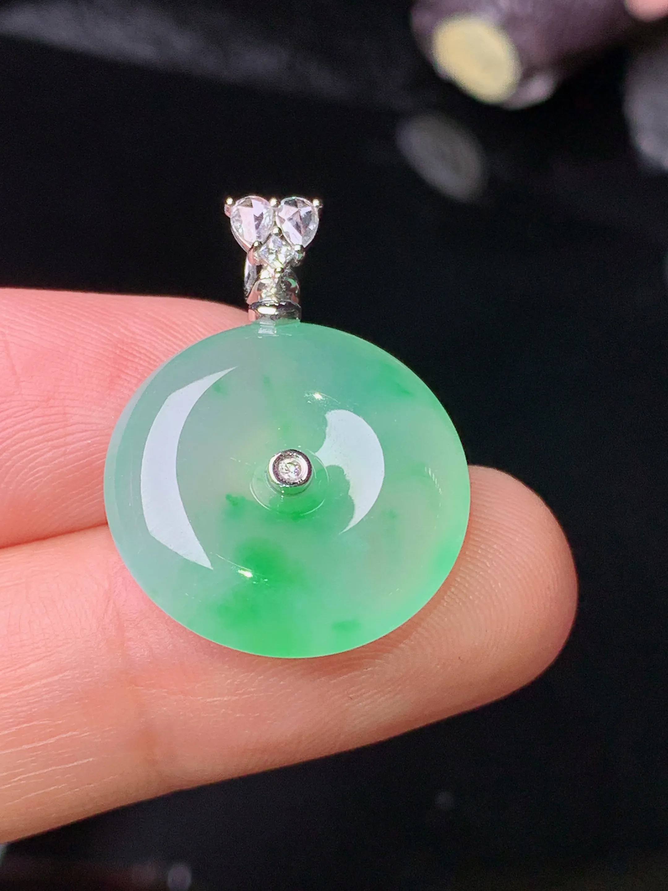 18k金钻镶嵌飘绿平安扣吊坠 玉质细腻 色泽清新艳丽 整体尺寸25.2*18.5*5.3