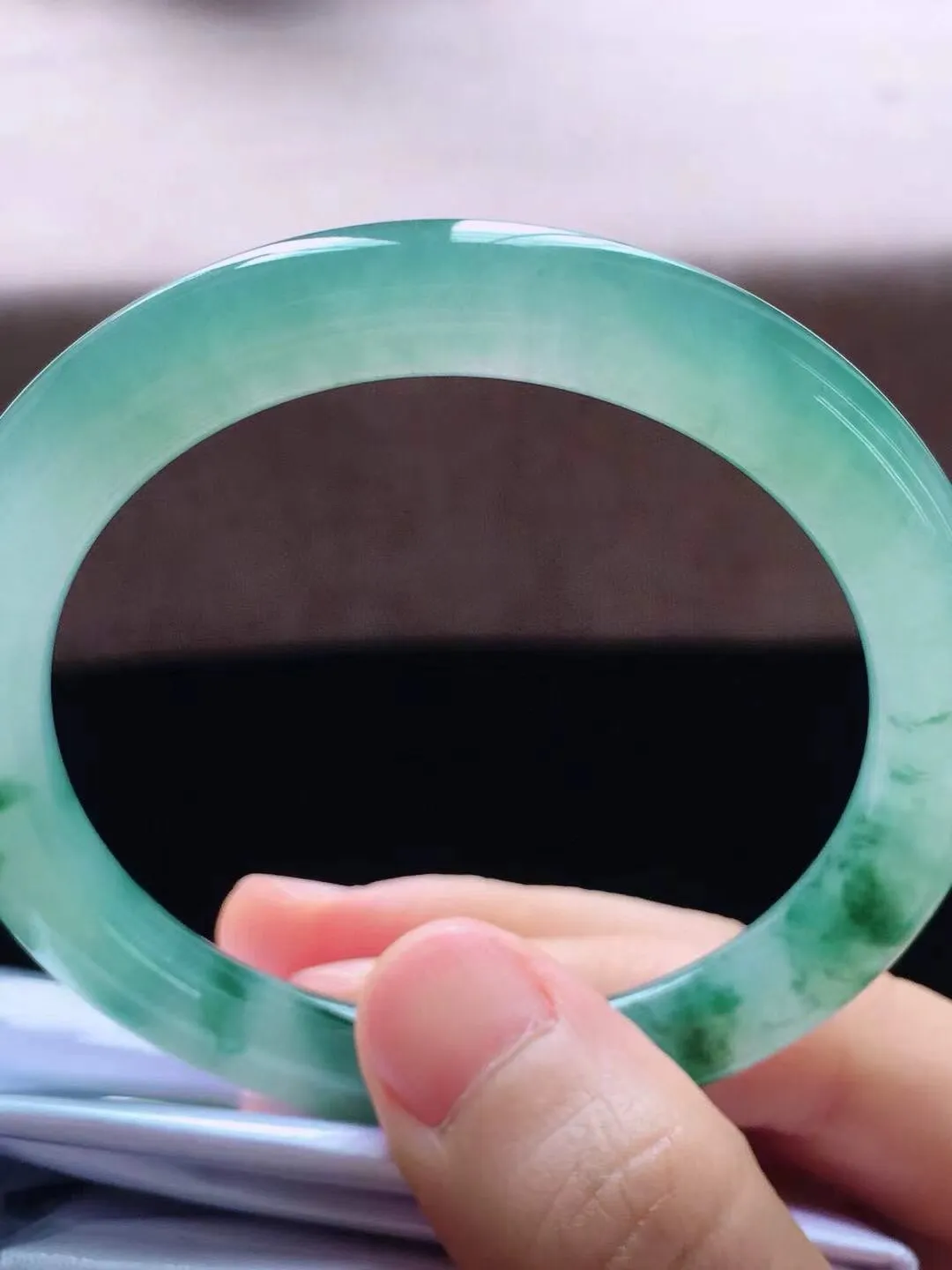 【翡翠名称】老种冰飘花55.3圈口圆条翡翠手镯
【翡翠尺寸】55.3*7.6*8mm适合55.3-57.5正圈口佩戴
【翡翠描述】缅甸天然翡翠A货，种老水足，玉质细腻，色泽靓丽，性价比高，佩戴效果好！