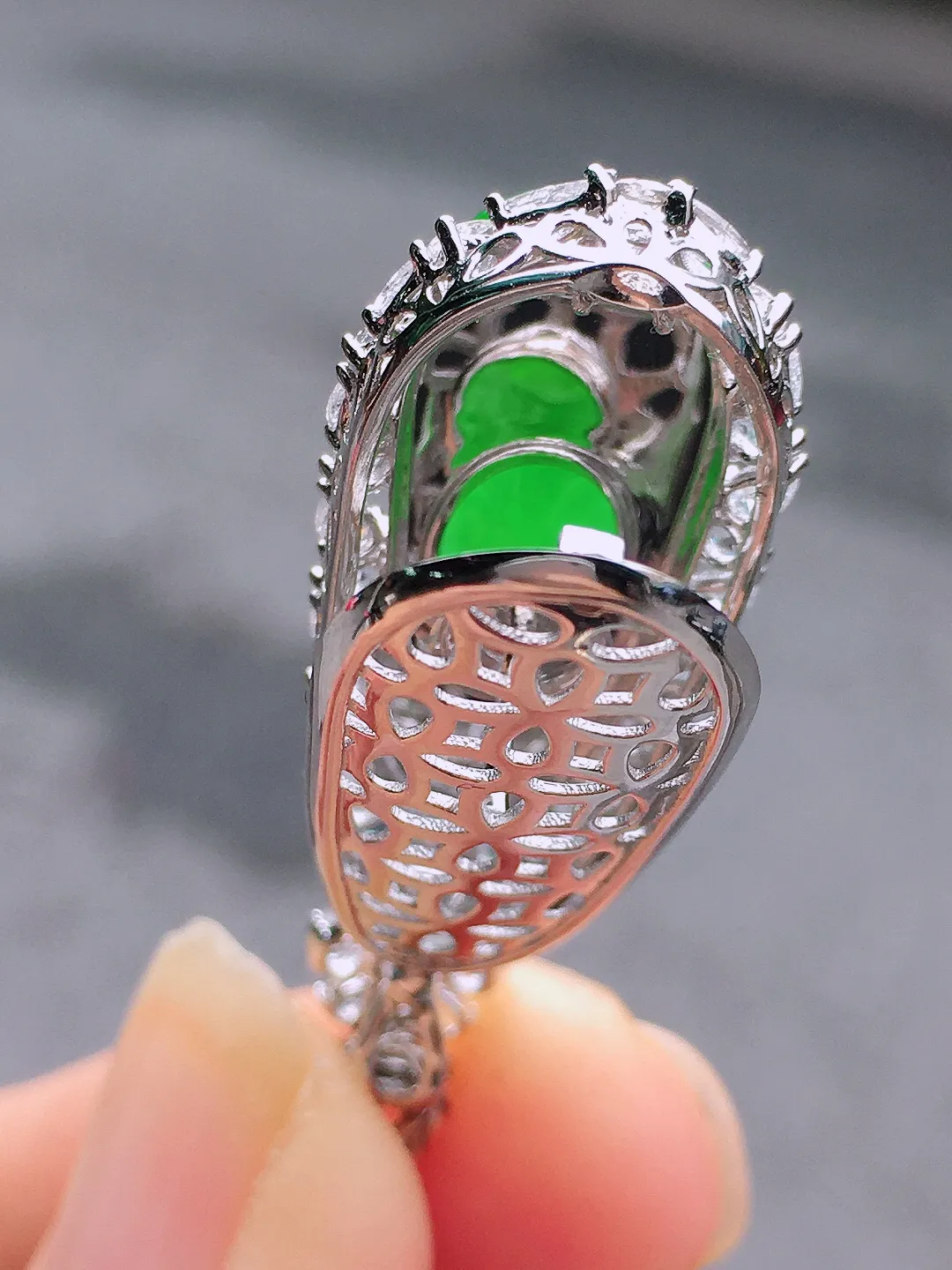 阳绿福豆吊坠，色泽均匀艳丽，玉质细腻，荧光感超
强，饱满圆润，尽显优雅气质，18k
金豪华镶嵌