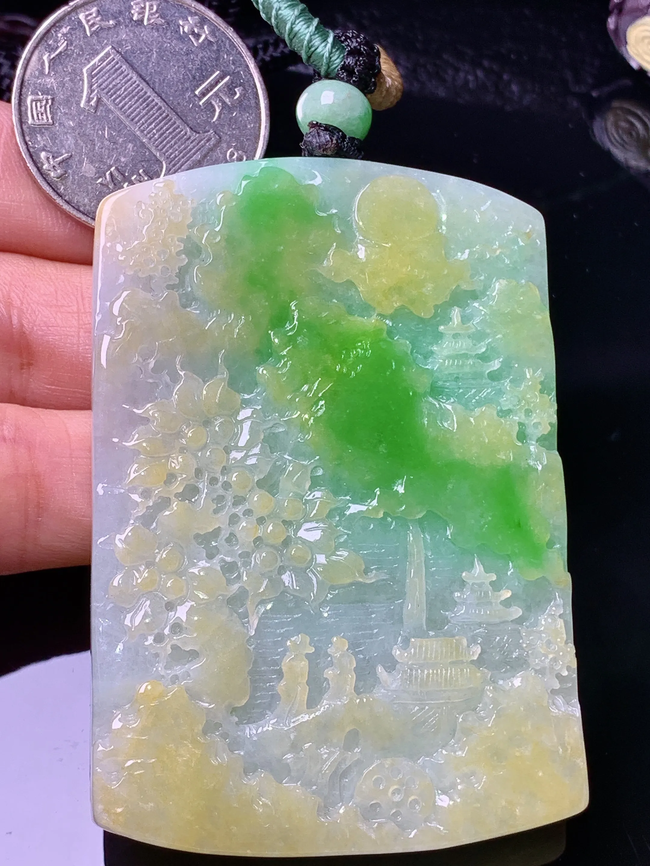 飘黄绿山水牌子吊坠 玉质细腻 色泽清新艳丽 整体尺寸64.5*44.3*9