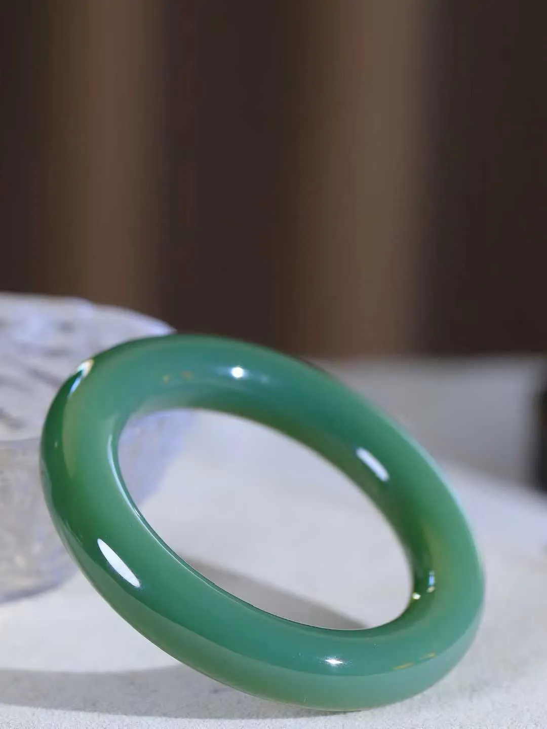 【碧波流转·手镯】

收藏级臻品️和田玉碧玉圆条手镯，玉质细腻温润，手感舒适，️线条流畅，简约大气，美自天成，佩戴于腕间，婉约之美，举手投足间透出那份低调奢华，醉人心扉。
重74克 内径圈口51mm 尺寸12.5-12.3mm  FDT-651151933