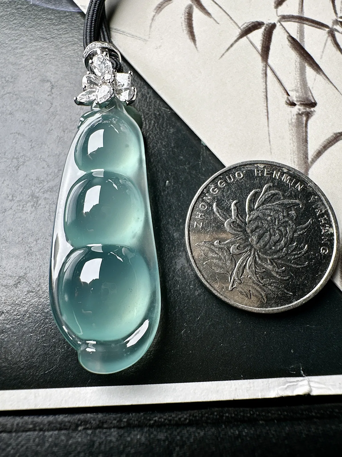 【冰种福豆吊坠】天空蓝老料，起钢光，种地上乘，冰感十足，通透起光，饱满圆润，收藏品质，18k金钻镶嵌，裸石尺寸44.8*16.6*9.7毫米