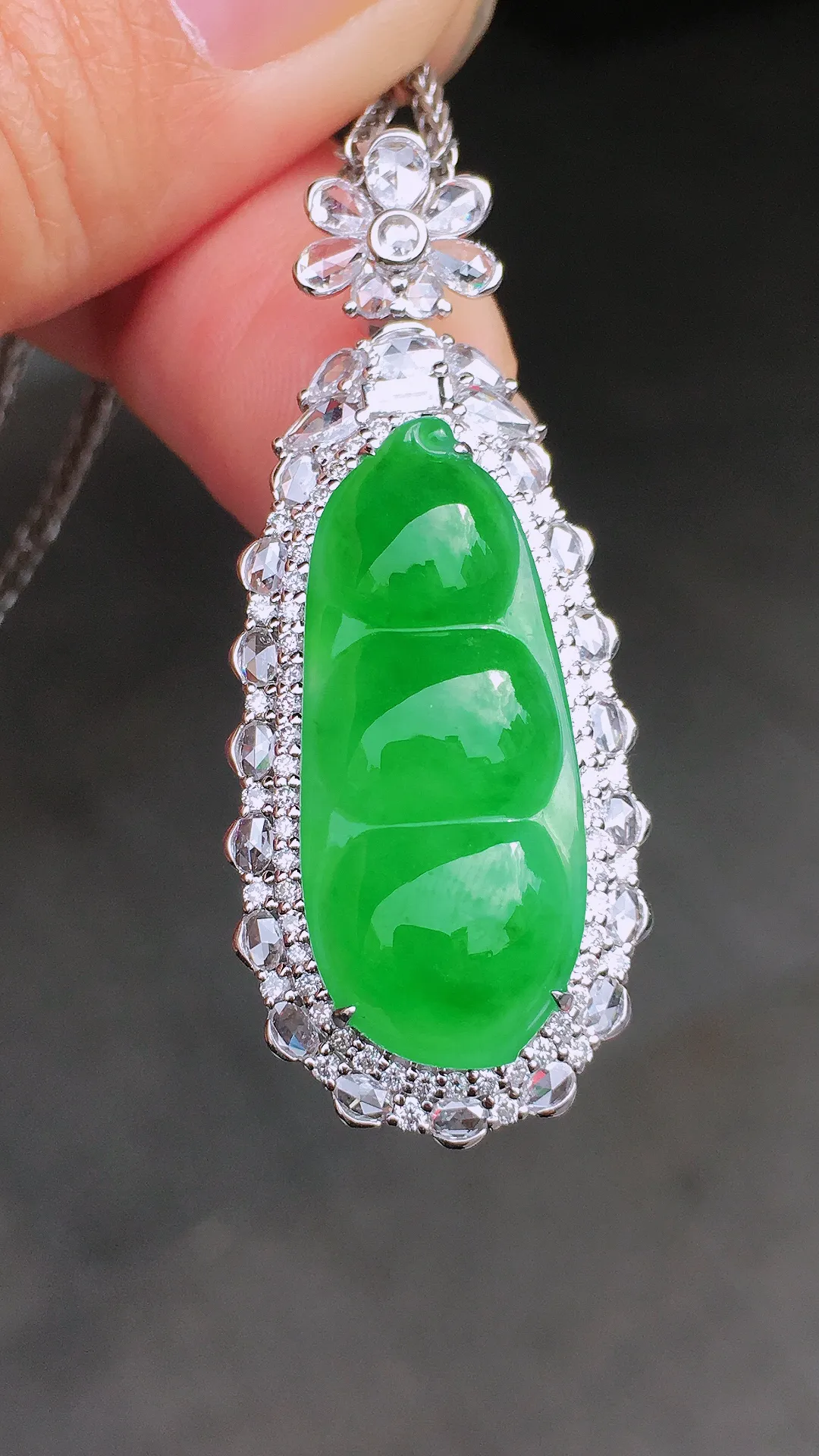 阳绿福豆吊坠，色泽均匀艳丽，玉质细腻，荧光感超
强，饱满圆润，尽显优雅气质，18k
金豪华镶嵌