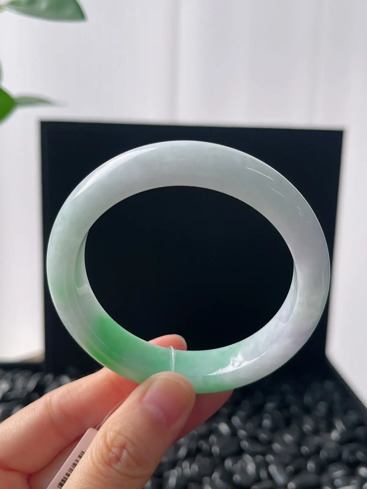 正圈54.5圈口，翡翠糯化种飘绿手镯