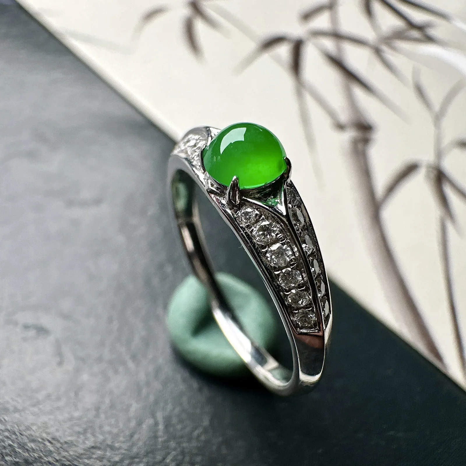 【冰种满绿蛋面戒指】种水色俱全，冰透闪亮，通透感饱满度很好，18k金钻镶嵌，裸石尺寸4.5*4.2*3毫米，圈口可改