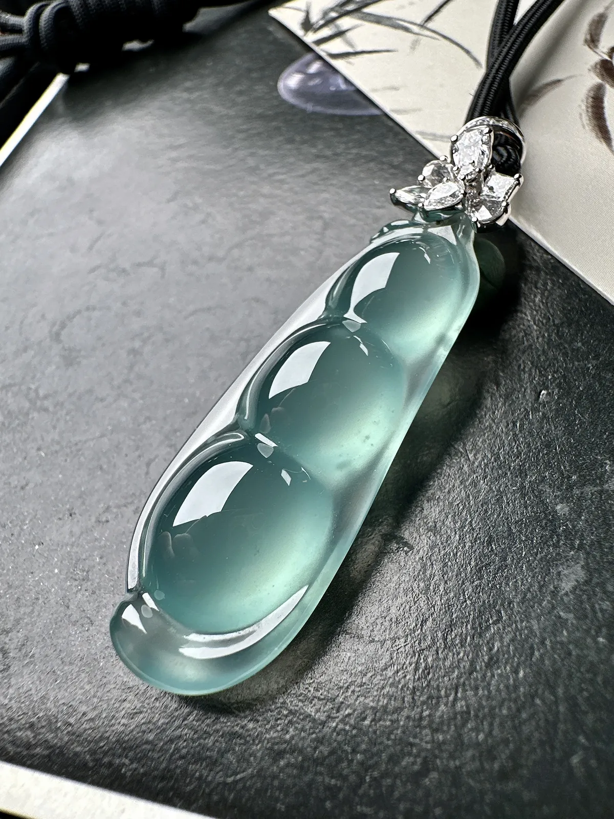 【冰种福豆吊坠】天空蓝老料，起钢光，种地上乘，冰感十足，通透起光，饱满圆润，收藏品质，18k金钻镶嵌，裸石尺寸44.8*16.6*9.7毫米