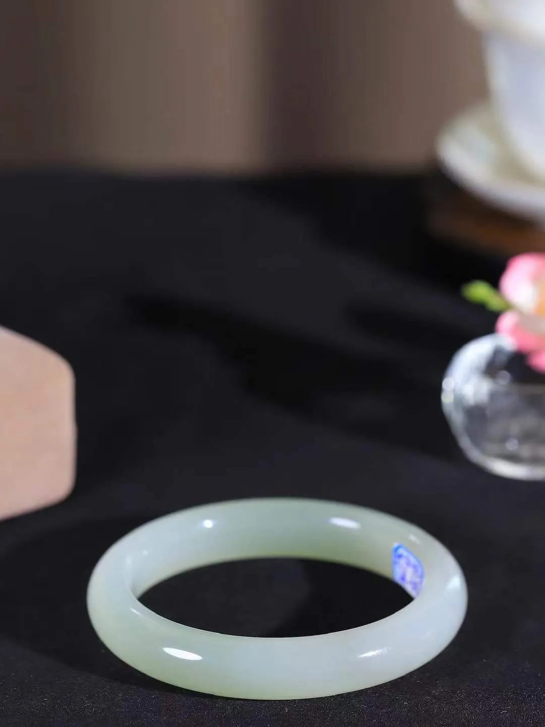 （一见倾心.手镯）

精品和田玉三色手镯，玉质温润细腻 油性十足 手感舒适，高华雅逸，线条流畅，简约