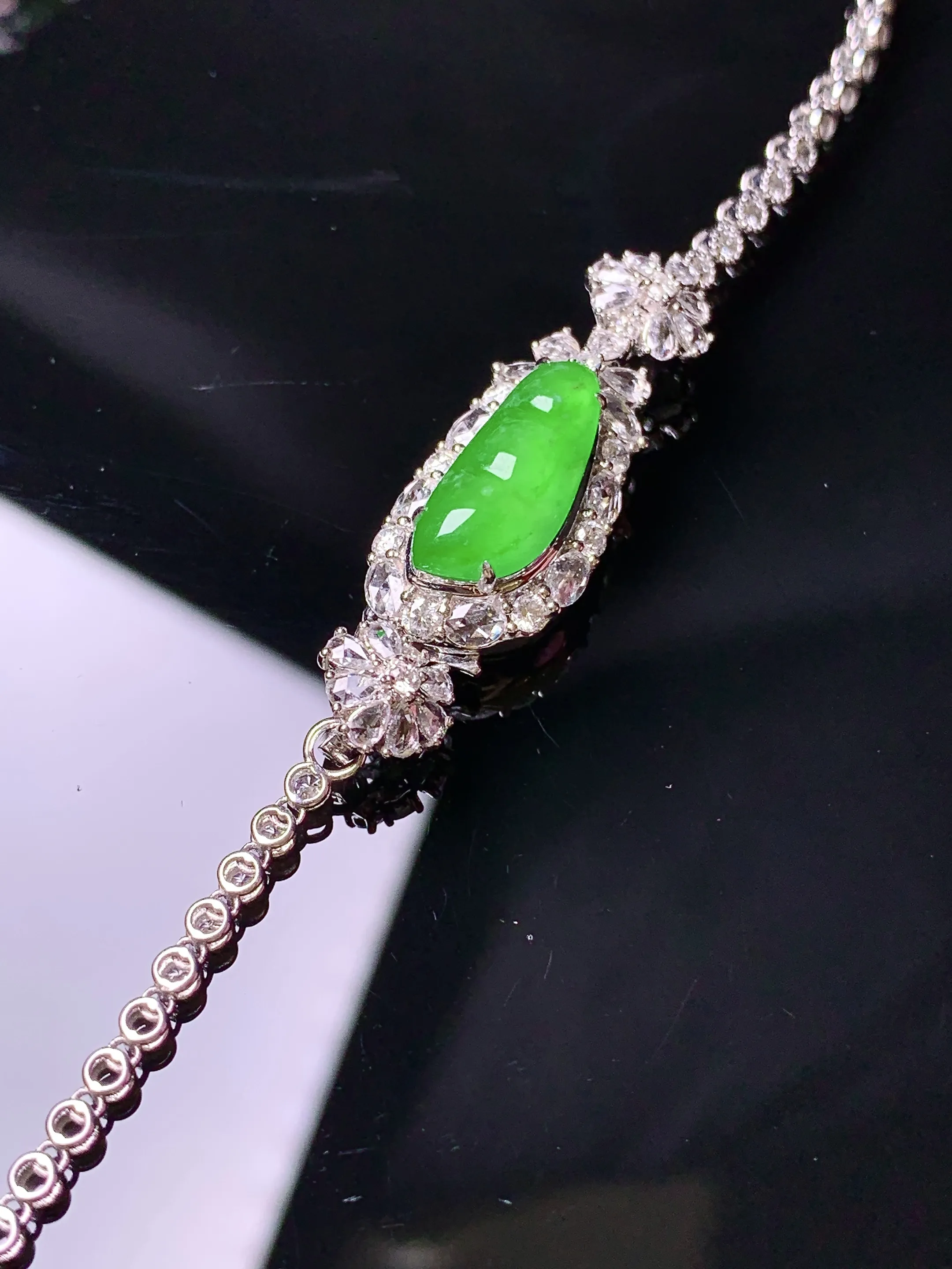 18k金钻镶嵌满绿四季豆手链吊坠两用款 玉质细腻 色泽清新艳丽 裸石尺寸14.8*6.3*2.6