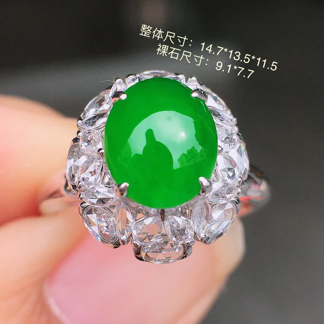 阳绿蛋面戒指，色泽均匀艳丽，玉质细腻，荧光感超
强，饱满圆润，尽显优雅气质，18k
金豪华镶嵌