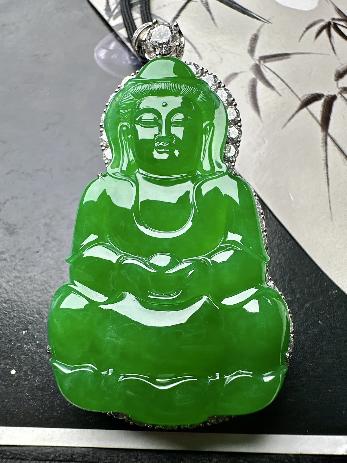 【冰阳满绿大观音】厚装大件，阳绿色泽，种质上乘，细润度很高，毫无结构感，工艺很漂亮，18k金钻镶嵌，