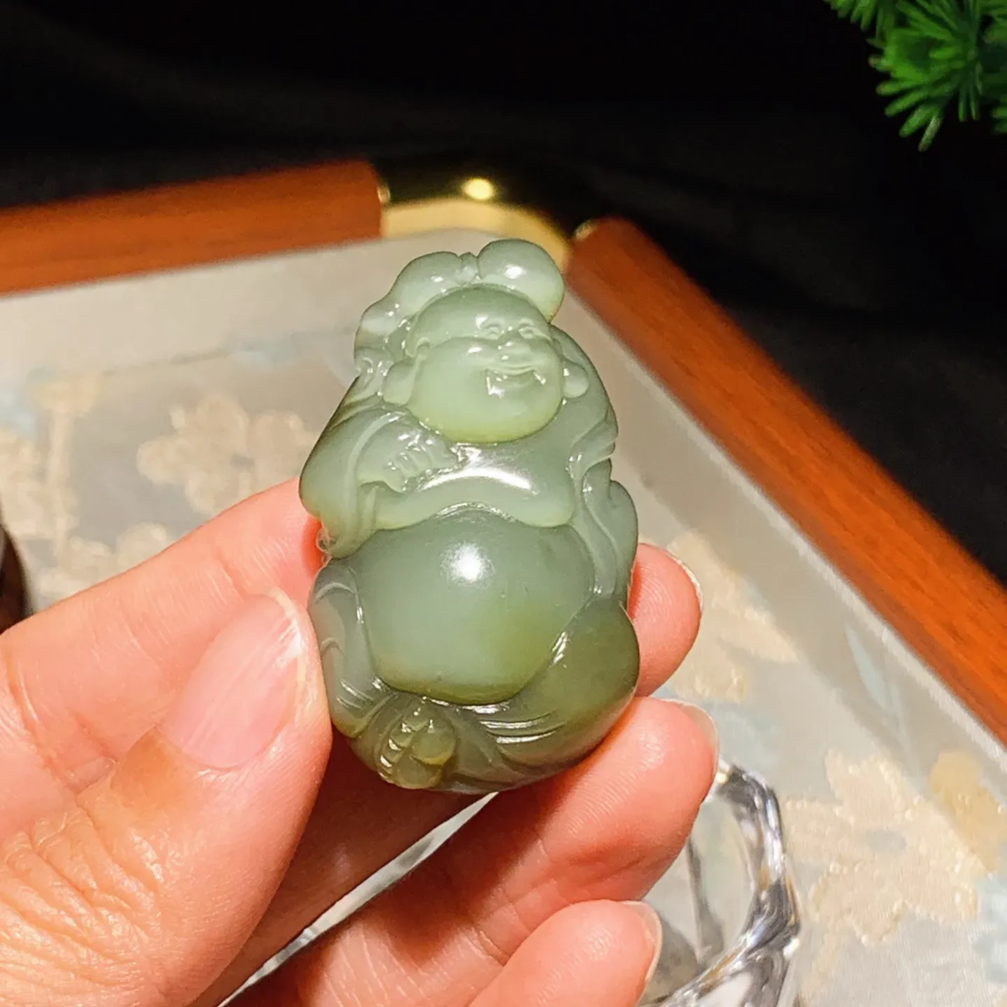 和田玉粉青猫眼俄罗斯碧玉佛引福来挂件。尺寸43/27/17重29.5克。玉质细腻油润。手推出油。佩戴高端典雅。lt251118