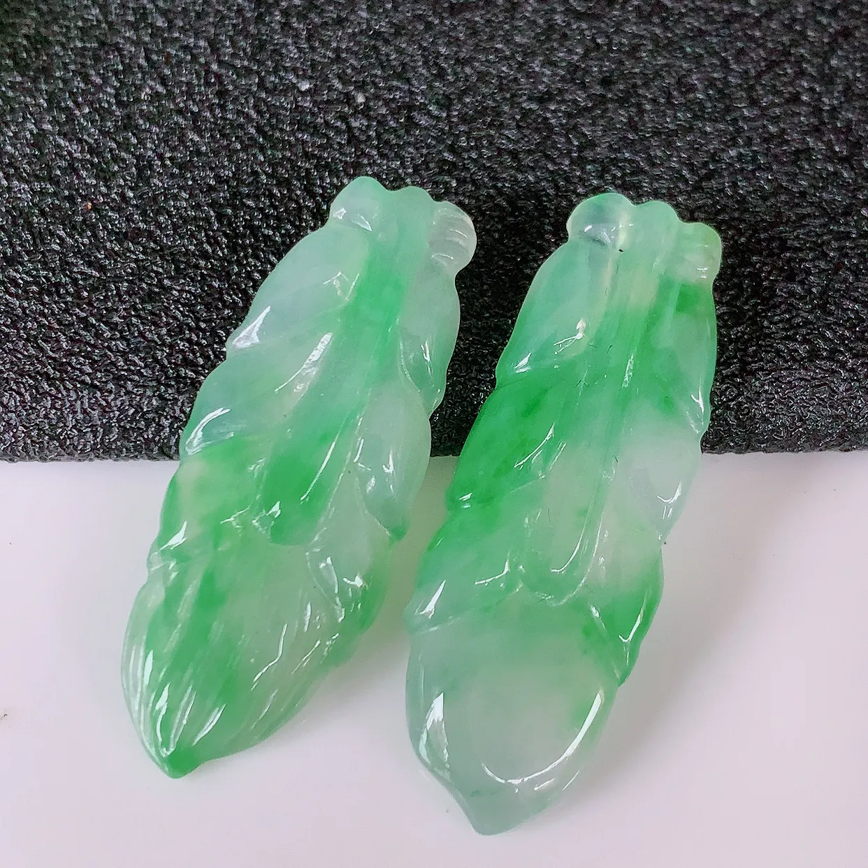 自然光实拍，冰种飘绿翡翠一对叶子耳坠，翠色灵动，玉质细腻，颜色漂亮，品相佳，佩戴佳品！配图银线 #01.17