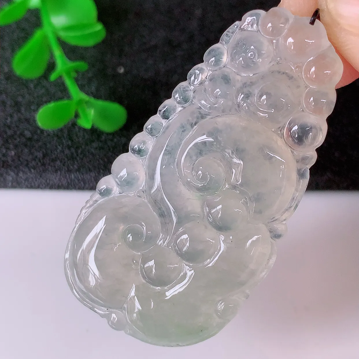 自然光实拍，冰种黄翡如意翡翠吊坠，玉坠百搭又精致，寓意着吉祥，事事如意！#01.17