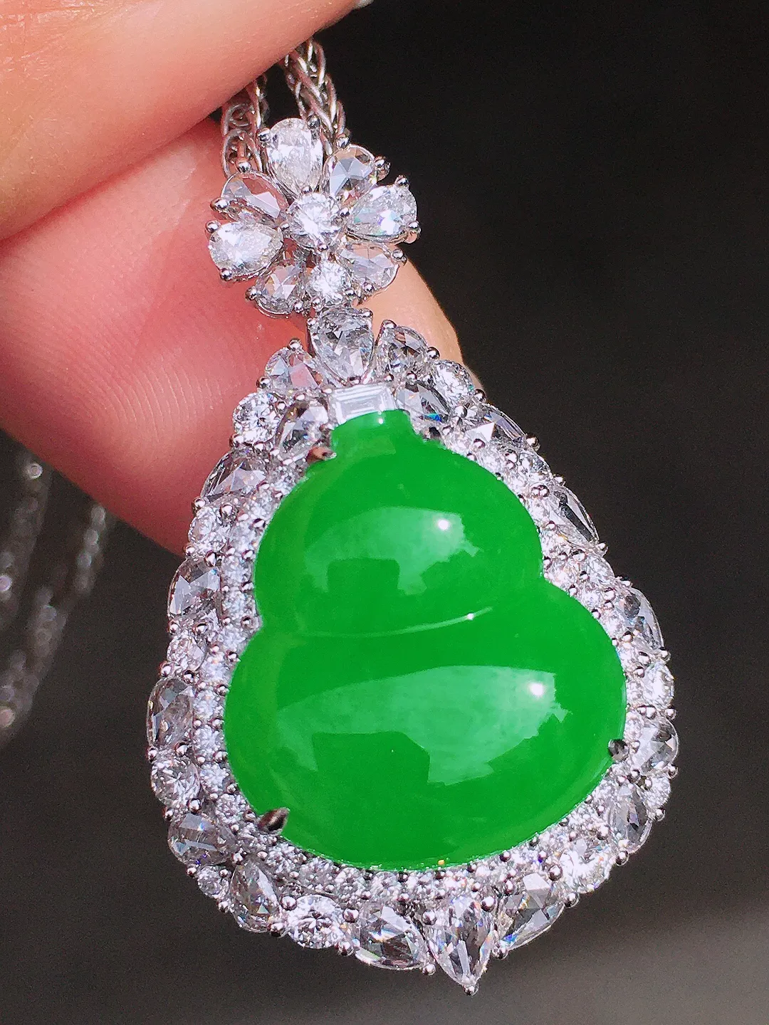 阳绿葫芦吊坠，色泽均匀艳丽，玉质细腻，荧光感超
强，饱满圆润，尽显优雅气质，18k
金豪华镶嵌