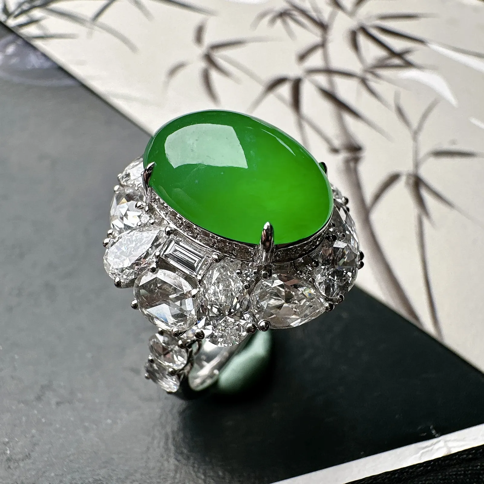 【冰种满绿蛋面戒指】质地细腻，通透闪亮，光泽耀眼，18k古法金钻镶嵌，裸石尺寸15.4*11.1*7毫米