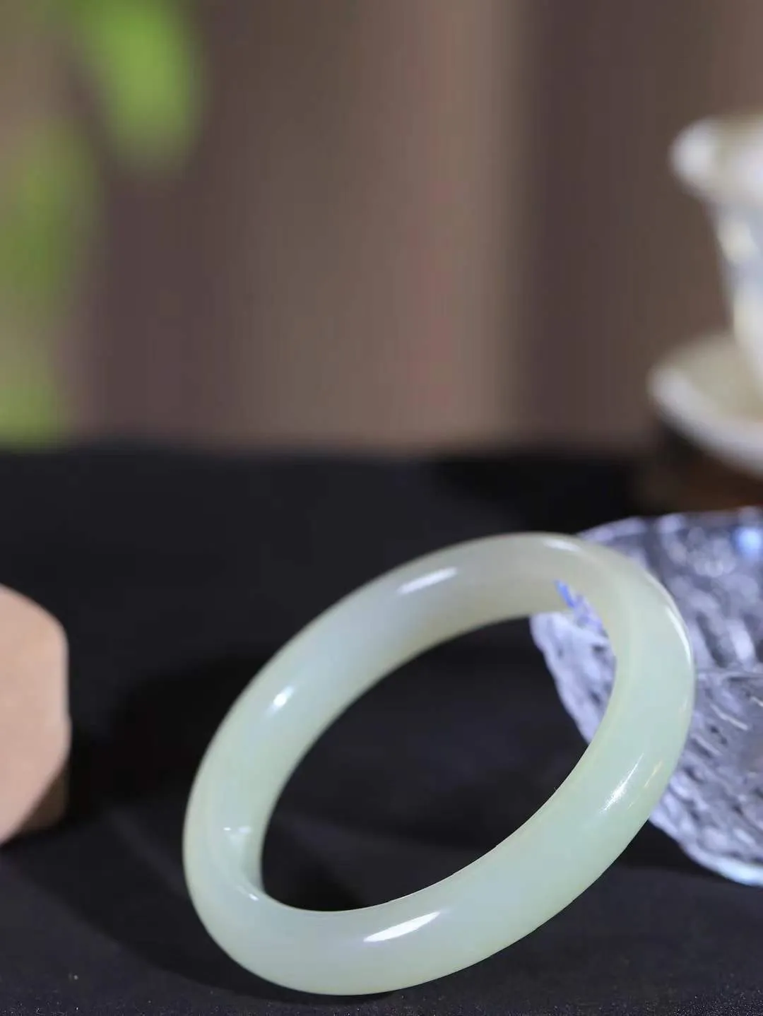 （一见倾心.手镯）

精品和田玉三色手镯，玉质温润细腻 油性十足 手感舒适，高华雅逸，线条流畅，简约