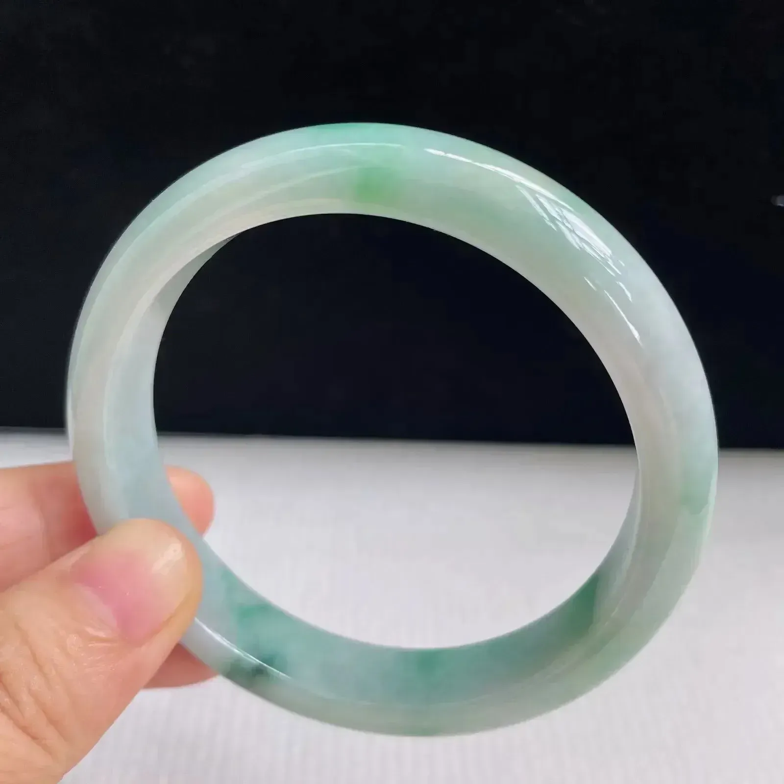 55mm自然光拍摄天然翡翠A货飘绿好种水正圈手镯 43.34克