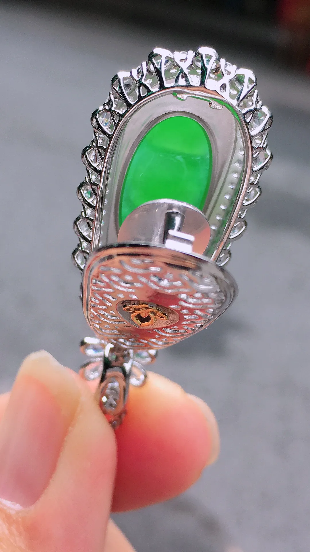 阳绿福豆吊坠，色泽均匀艳丽，玉质细腻，荧光感超
强，饱满圆润，尽显优雅气质，18k
金豪华镶嵌