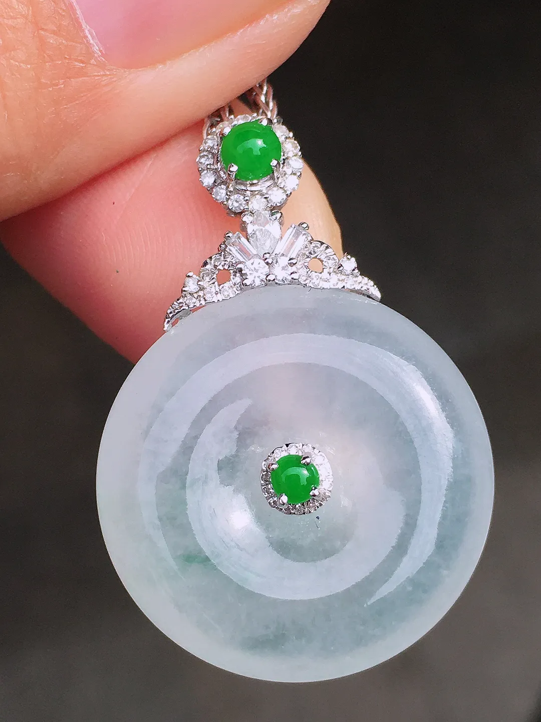 冰种平安扣吊坠，玉质细腻，荧光感超
强，饱满圆润，尽显优雅气质，18k
金豪华镶嵌