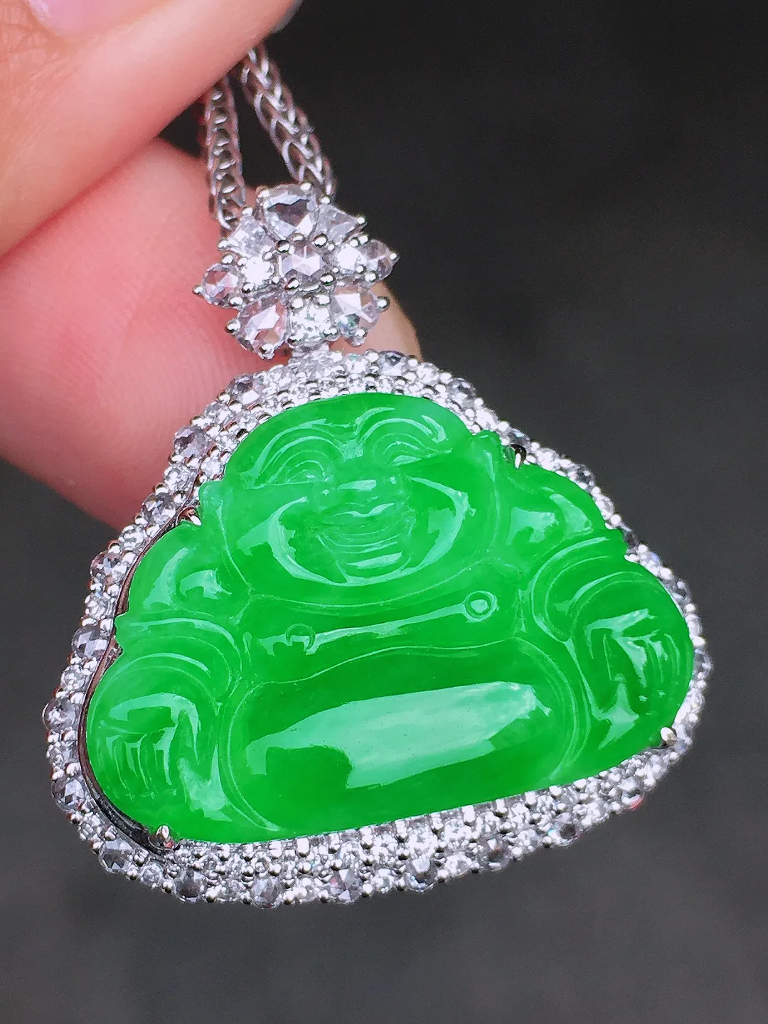 阳绿佛公吊坠，色泽均匀艳丽，玉质细腻，荧光感超
强，饱满圆润，尽显优雅气质，18k
金豪华镶嵌