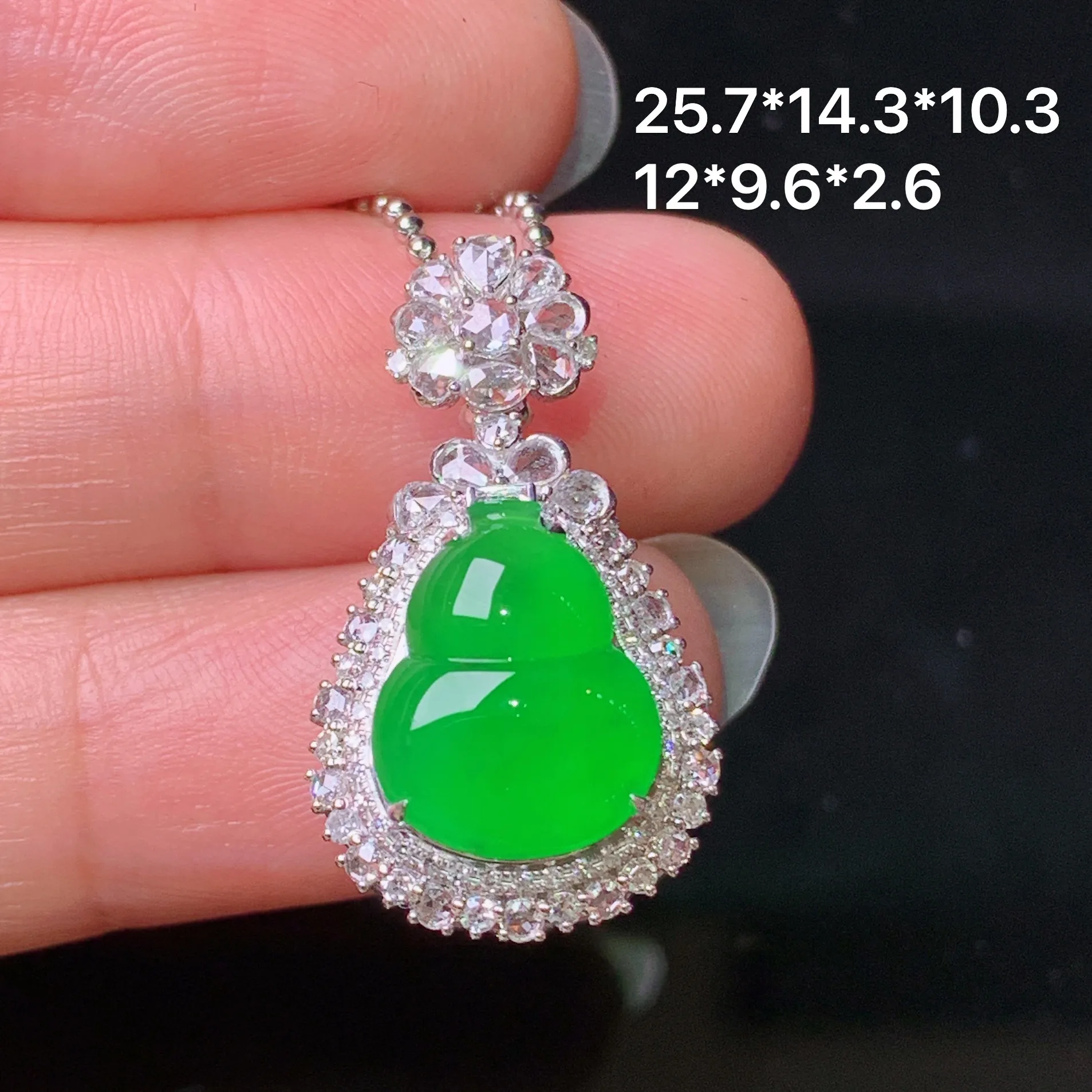 18k金钻镶嵌满绿葫芦吊坠 玉质细腻 色泽清新艳丽 整体尺寸25.7*14.3*10.3