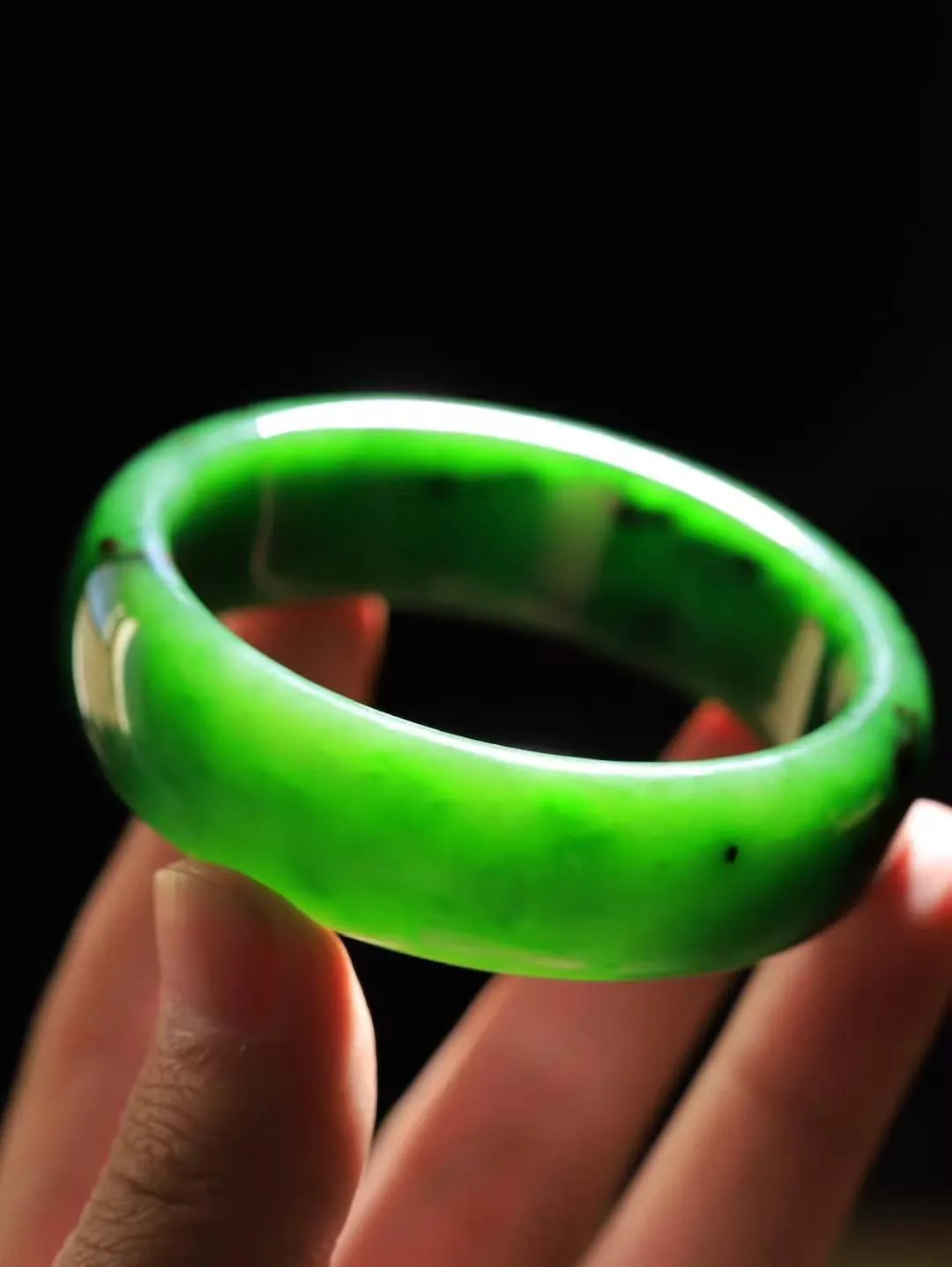 【碧波流转·手镯】

收藏级臻品️和田玉碧玉手镯，玉质细腻温润，手感舒适，️线条流畅，简约大气，美自天成，佩戴于腕间，婉约之美，举手投足间透出那份低调奢华，醉人心扉。
重83.4克 内径圈口59mm尺寸19.3-8mm  FDA-131151808