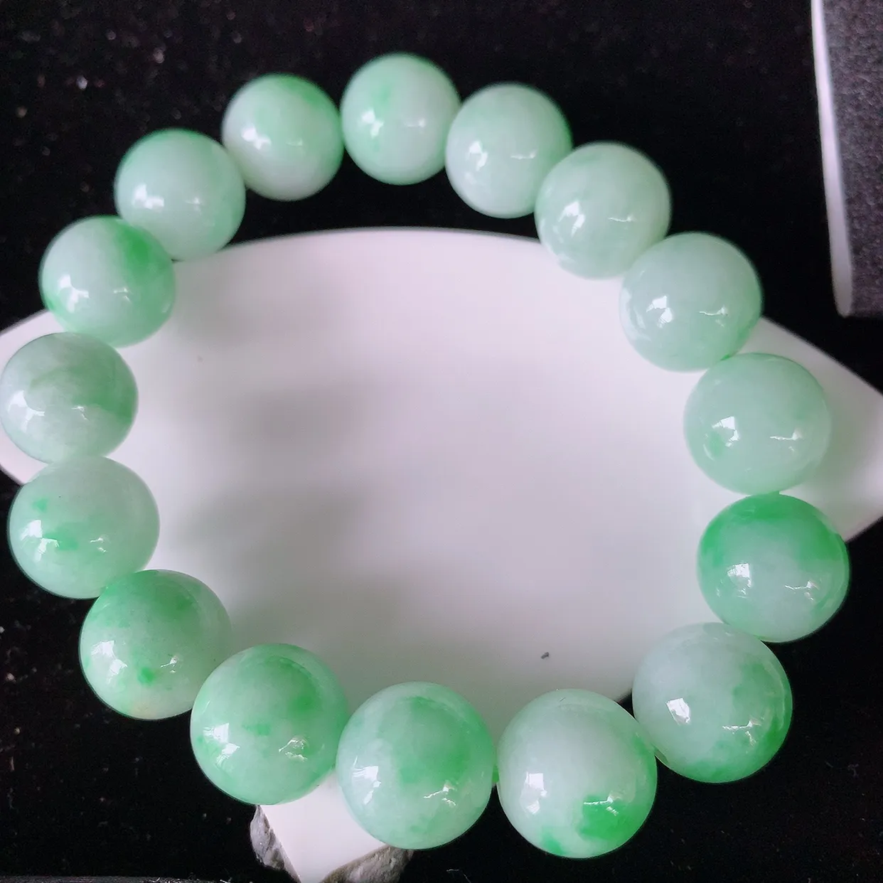 自然光实拍，冰润飘绿翡翠手串手链，种老水足，冰清玉润  颜色漂亮  #001.1取一尺寸12.6mm