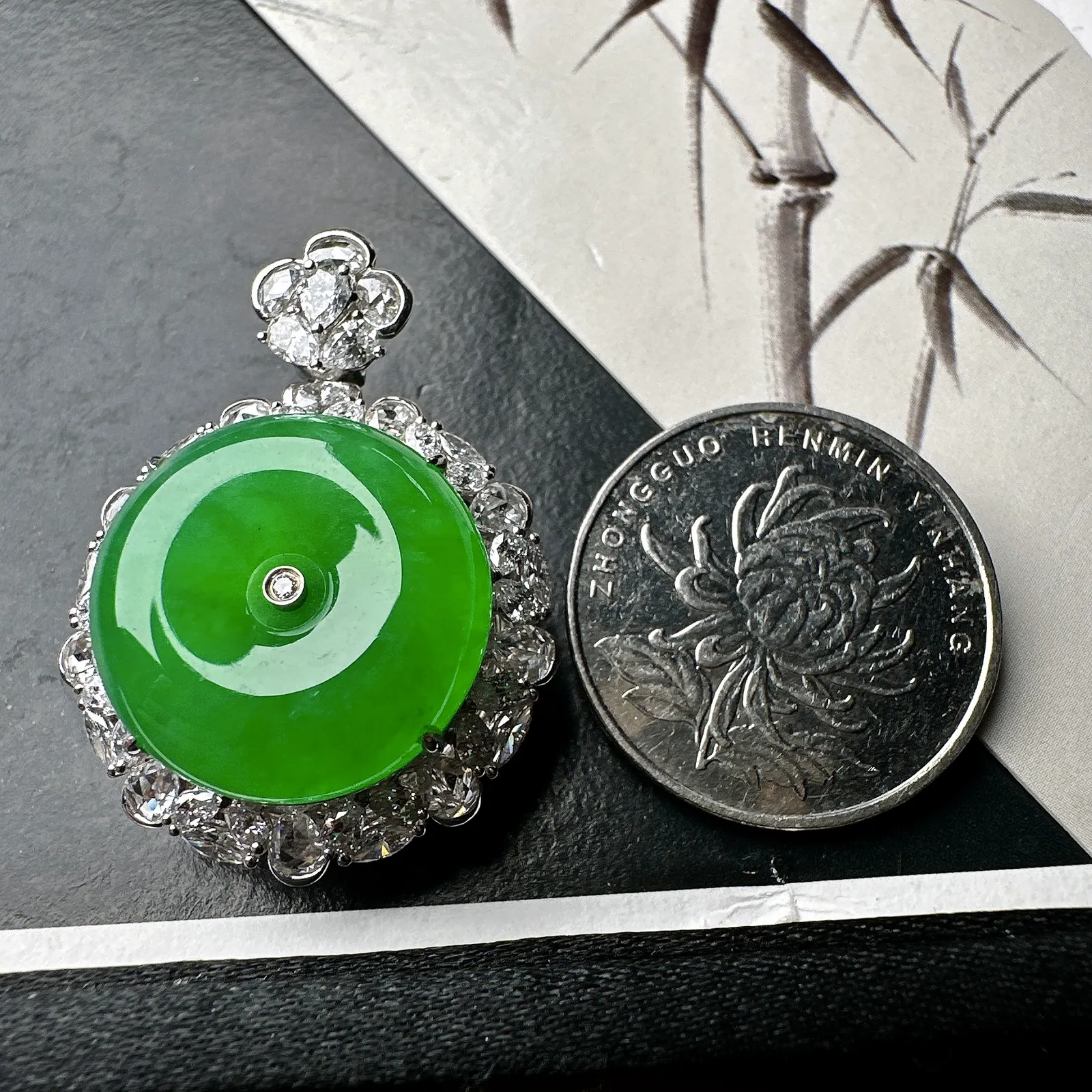 【冰种满绿平安扣】质地非常细腻，冰润十足，种老冰透，18k金钻镶嵌，裸石尺寸19.4*6.3毫米，收藏品质