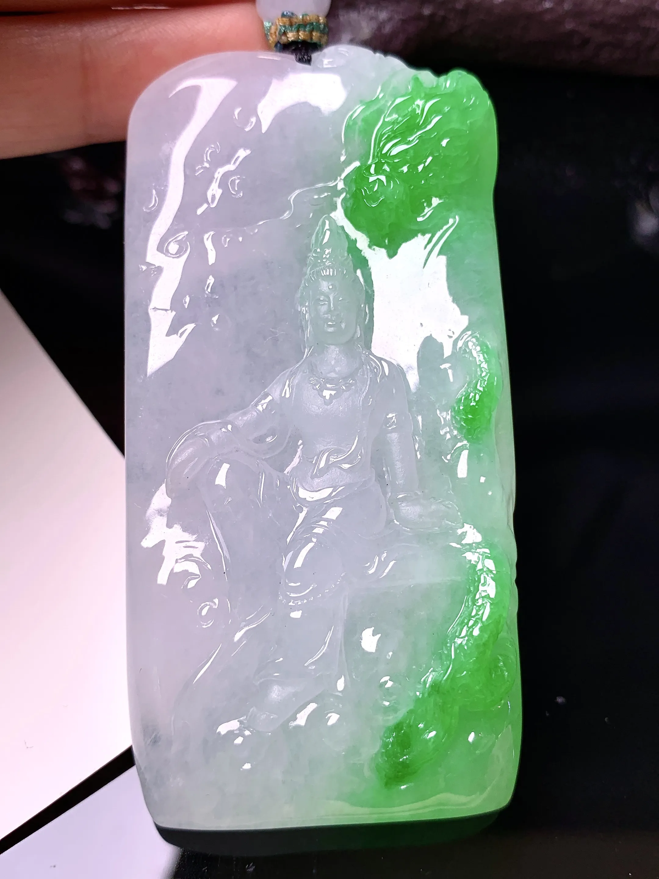 飘绿观音菩萨吊坠 玉质细腻 色泽清新艳丽 整体尺寸74.8*36.2*10.8