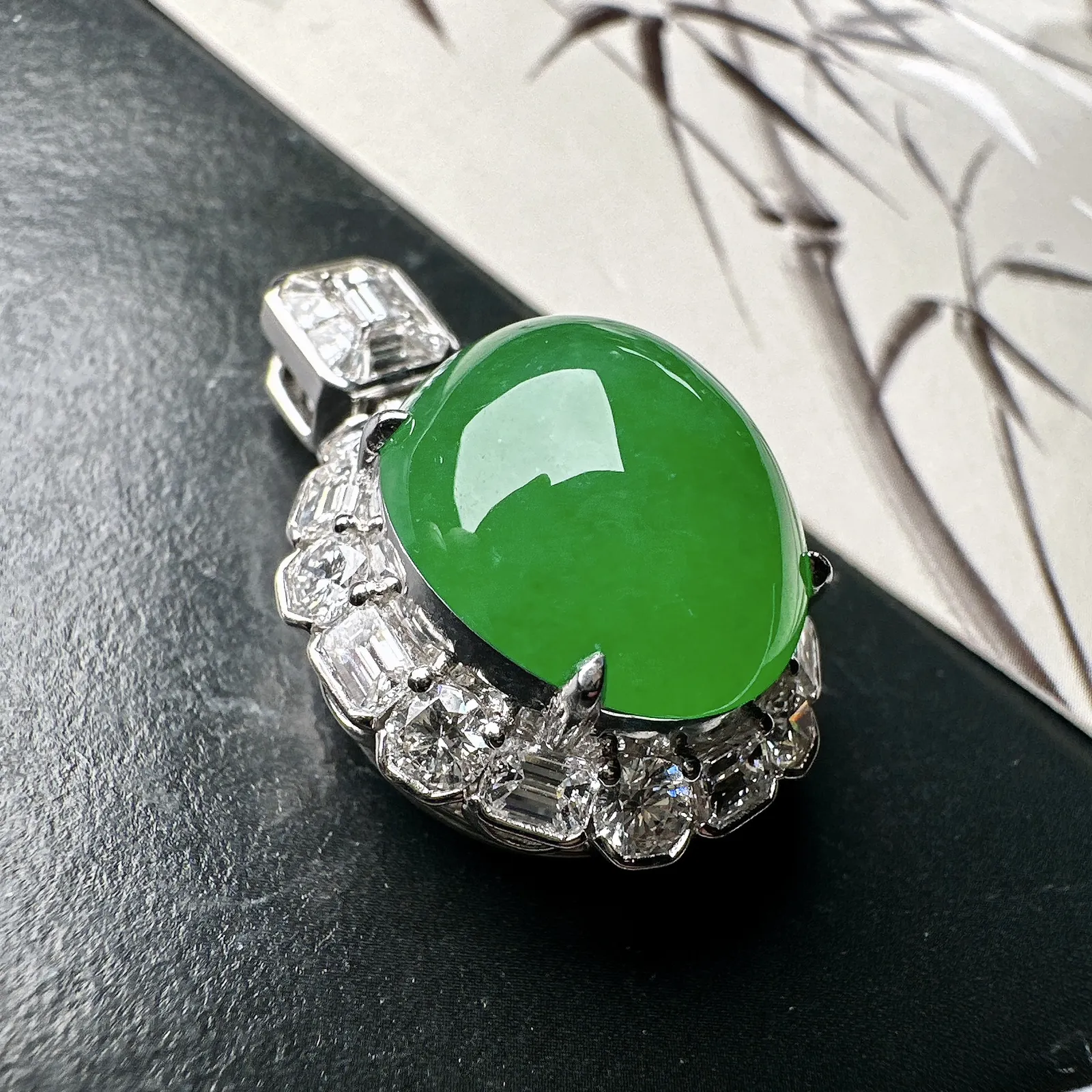 【冰种满绿蛋面吊坠】质地细腻，冰润起光，胶感强烈，冰感明显。18K金钻精美镶嵌，裸石尺寸16.2*14.7*8.2毫米