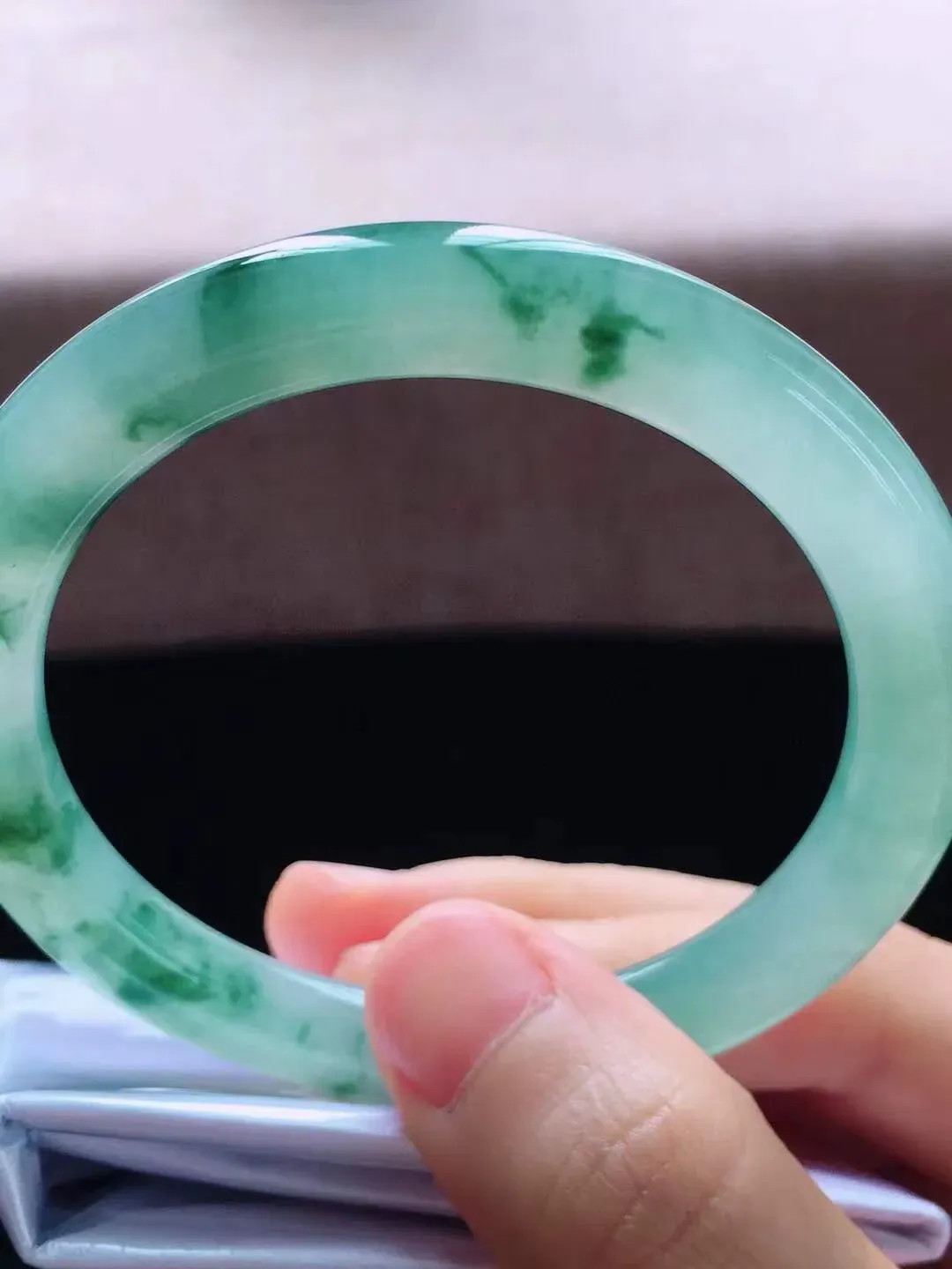 【翡翠名称】老种冰飘花55.3圈口圆条翡翠手镯
【翡翠尺寸】55.3*7.6*8mm适合55.3-57.5正圈口佩戴
【翡翠描述】缅甸天然翡翠A货，种老水足，玉质细腻，色泽靓丽，性价比高，佩戴效果好！