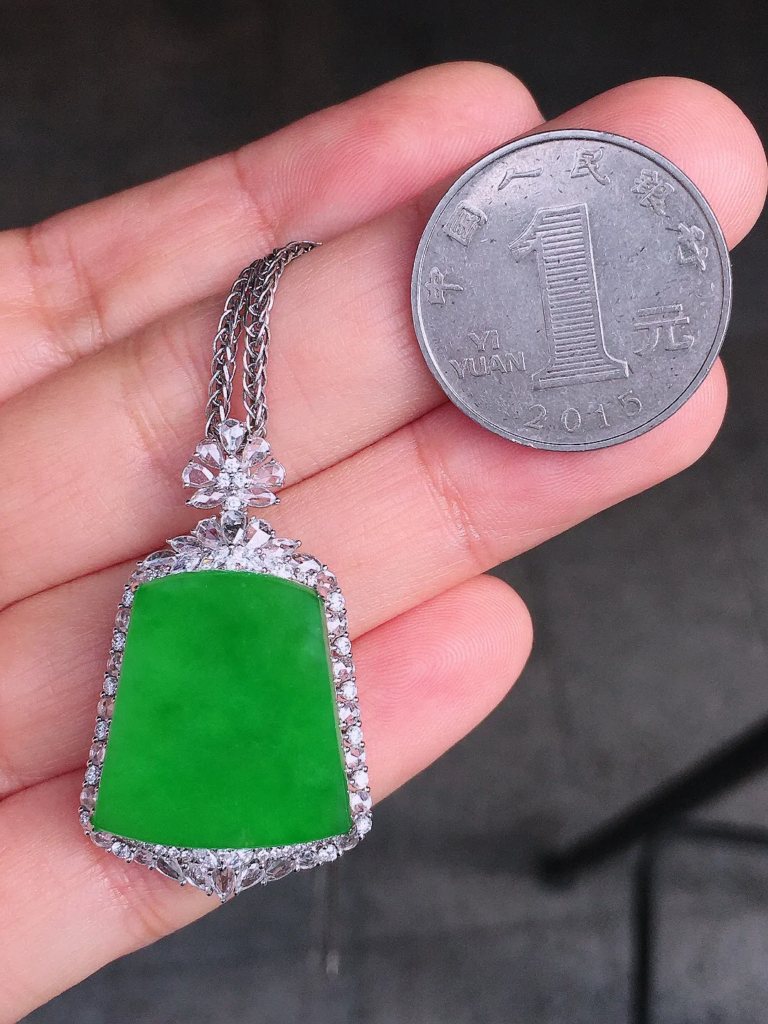 阳绿无事牌吊坠，色泽均匀艳丽，玉质细腻，荧光感超
强，饱满圆润，尽显优雅气质，18k
金豪华镶嵌