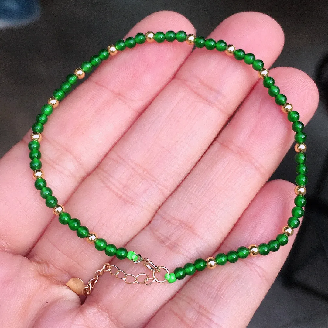阳绿珠子手链，色泽均匀艳丽，玉质细腻，荧光感超
强，饱满圆润，尽显优雅气质，18k
金豪华镶嵌