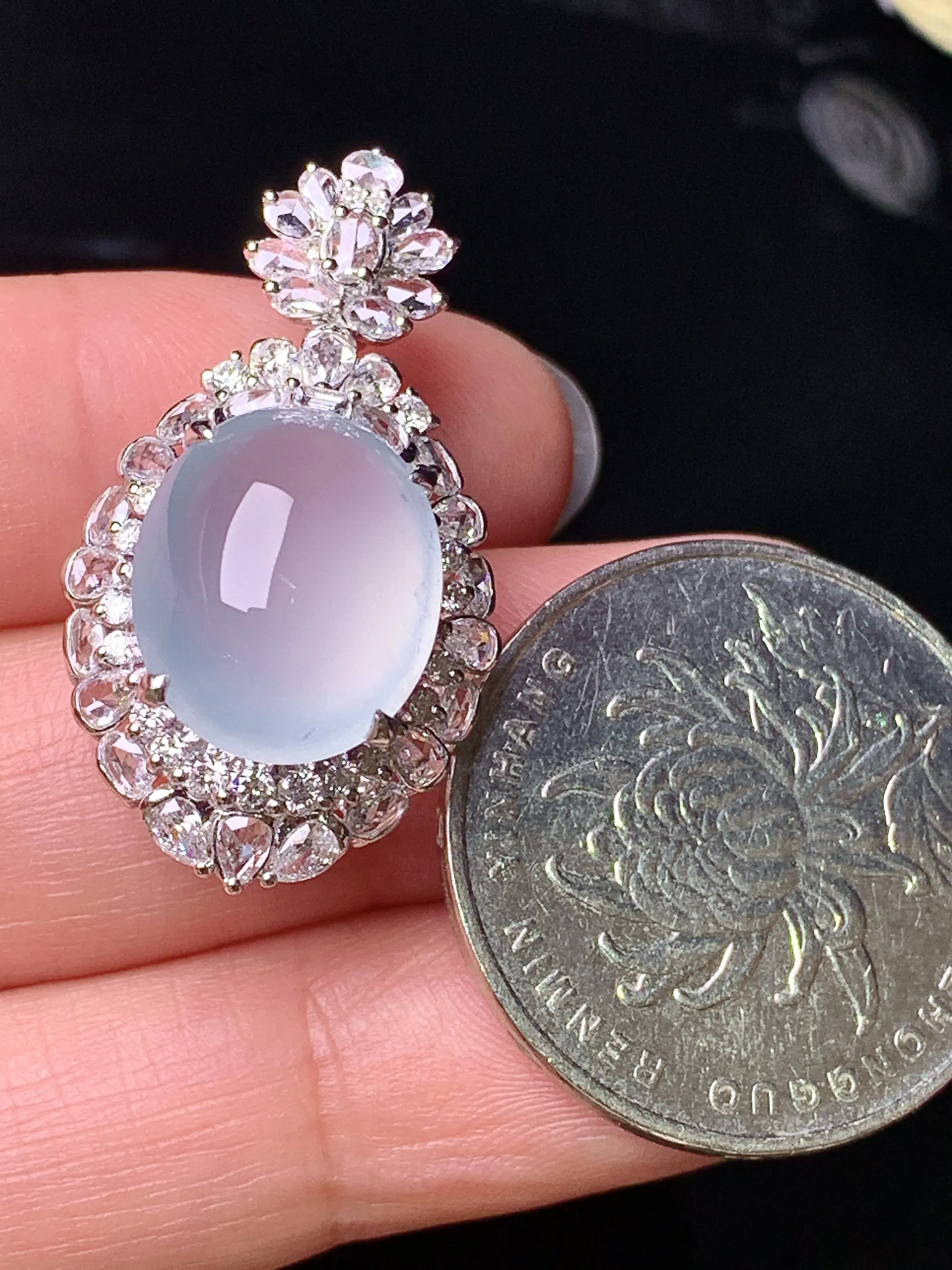 18k金钻镶嵌冰种蛋面吊坠 玉质细腻 色泽清新艳丽 整体尺寸30.8*17*13.2