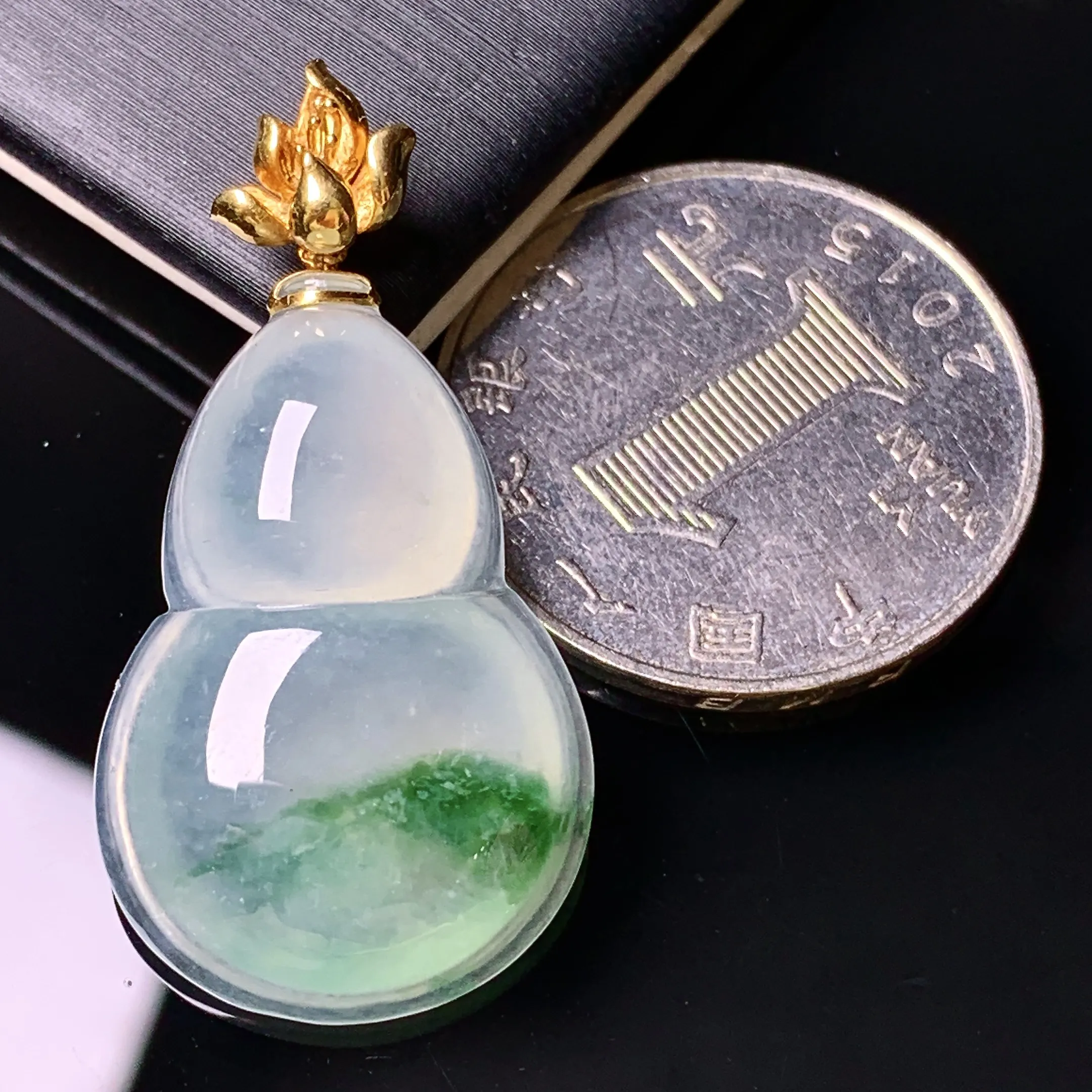 18k金镶嵌飘绿葫芦吊坠 玉质细腻 色泽清新艳丽 整体尺寸36.2*18.5*5.8