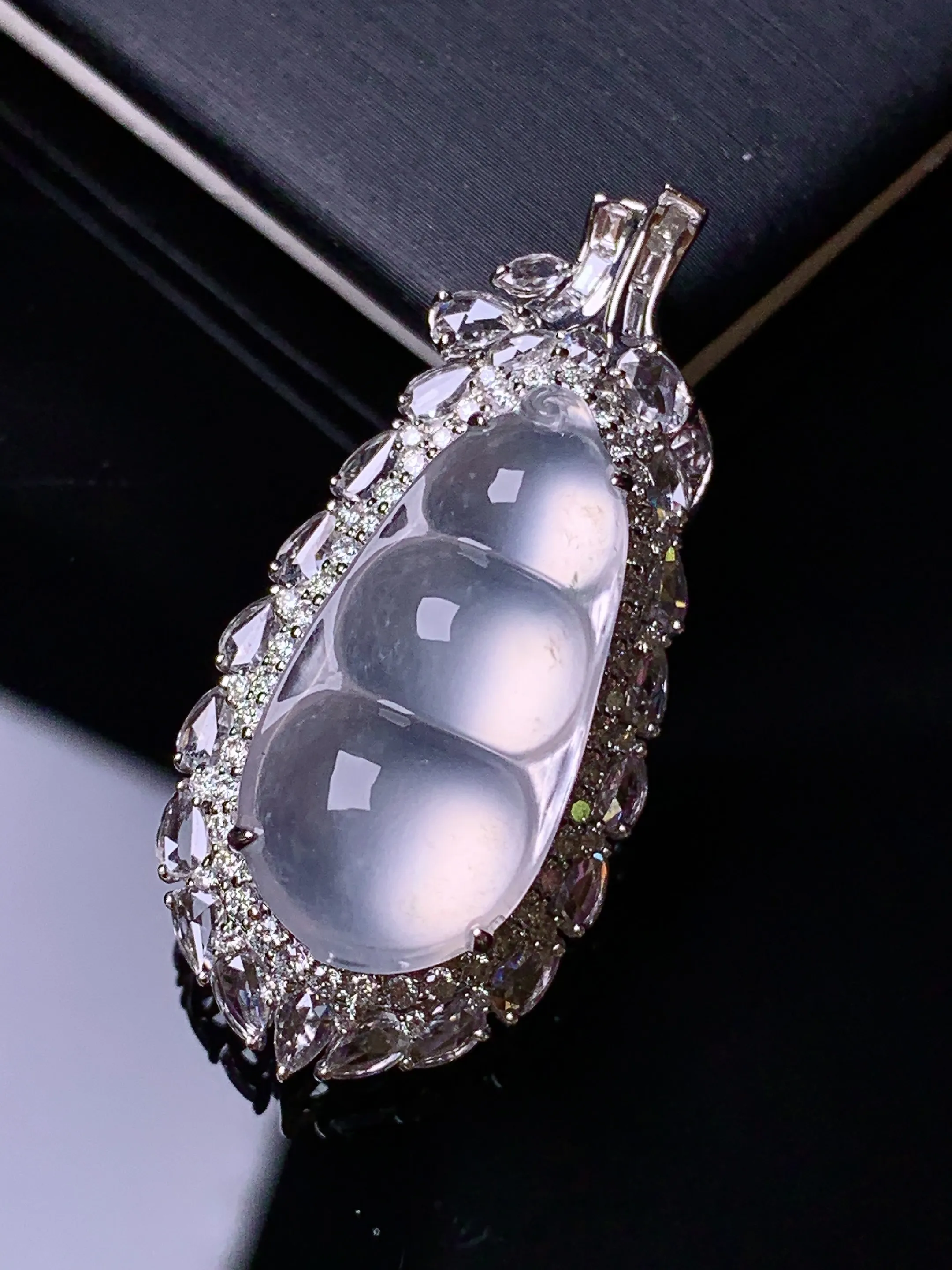 18k金钻镶嵌冰种四季豆吊坠 玉质细腻 色泽清新艳丽 整体尺寸36.2*17*12.6