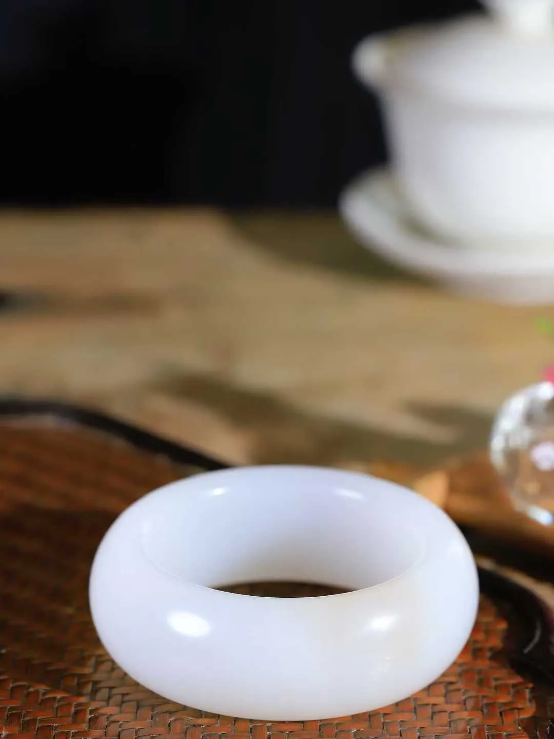 （柔情似水.手镯）

收藏级臻品和田玉白玉带藕粉手镯，玉质温润细腻，镯型饱满圆润，优雅知性，姽婳于