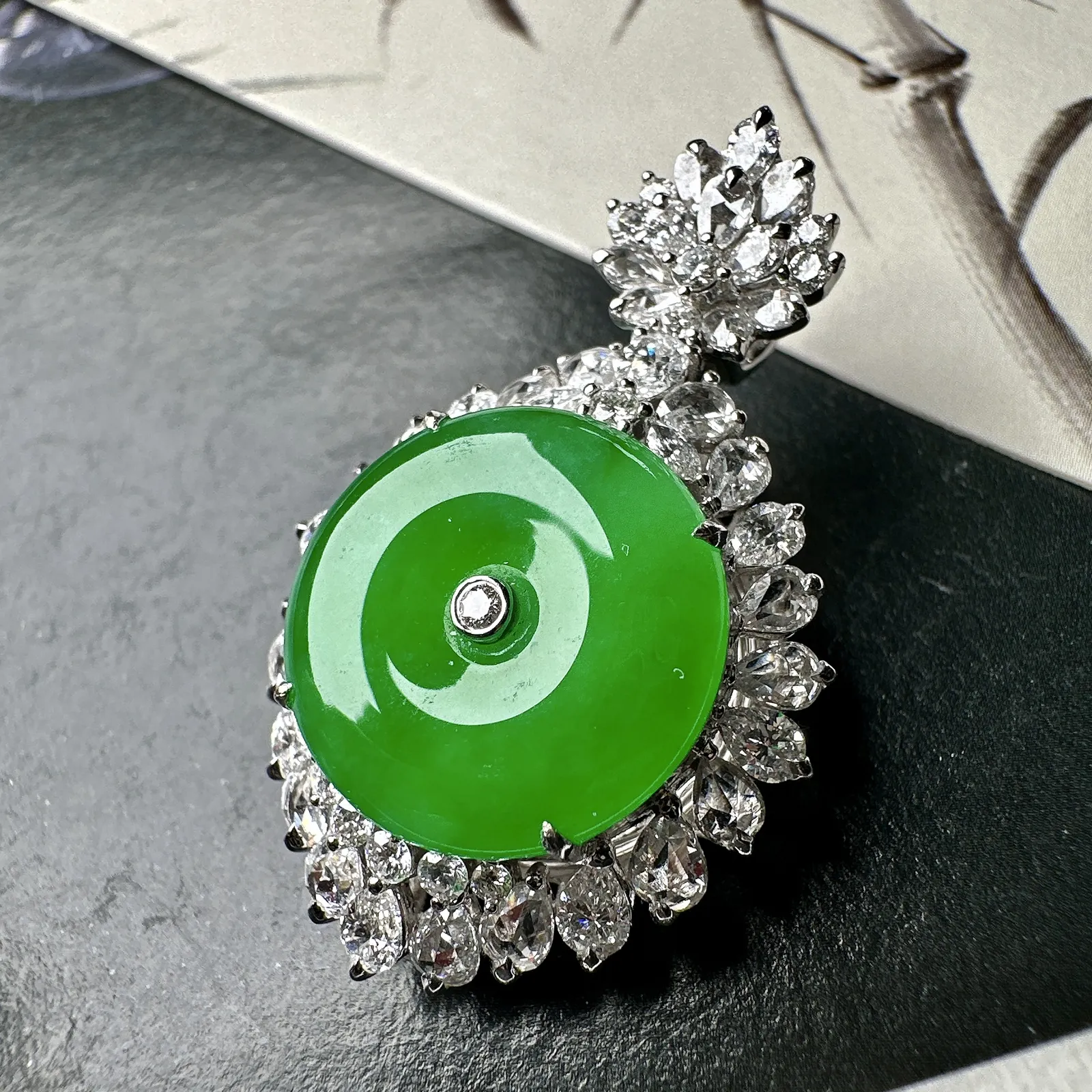 【冰种满绿平安扣】质地非常细腻，冰润十足，种老冰透，18k金钻镶嵌，裸石尺寸16.6*4.2毫米，收藏品质