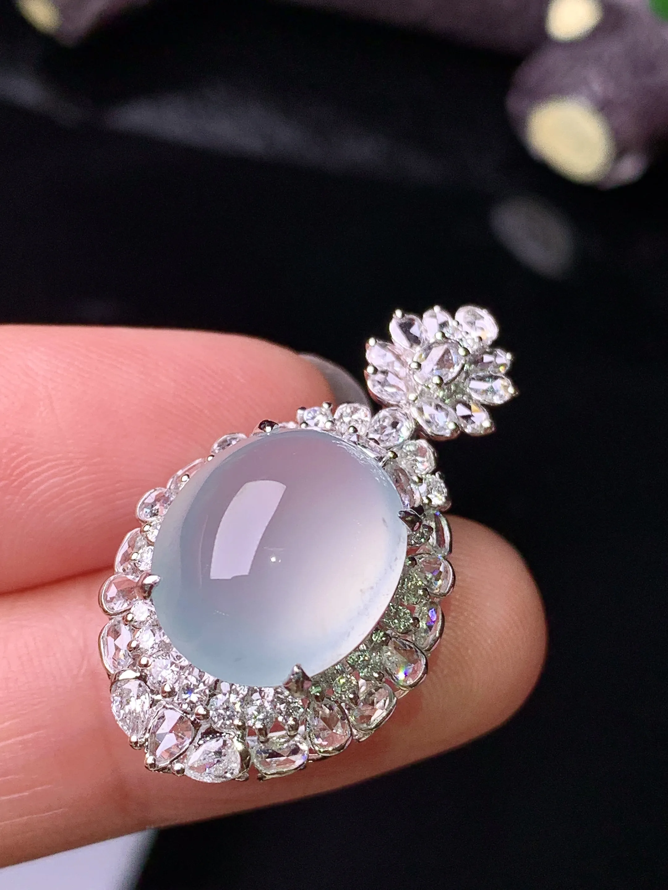 18k金钻镶嵌冰种蛋面吊坠 玉质细腻 色泽清新艳丽 整体尺寸30.8*17*13.2