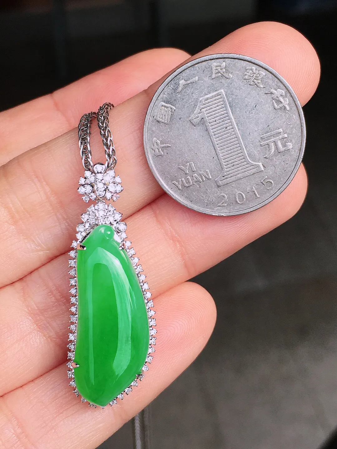 阳绿福瓜吊坠，色泽均匀艳丽，玉质细腻，荧光感超
强，饱满圆润，尽显优雅气质，18k
金豪华镶嵌
