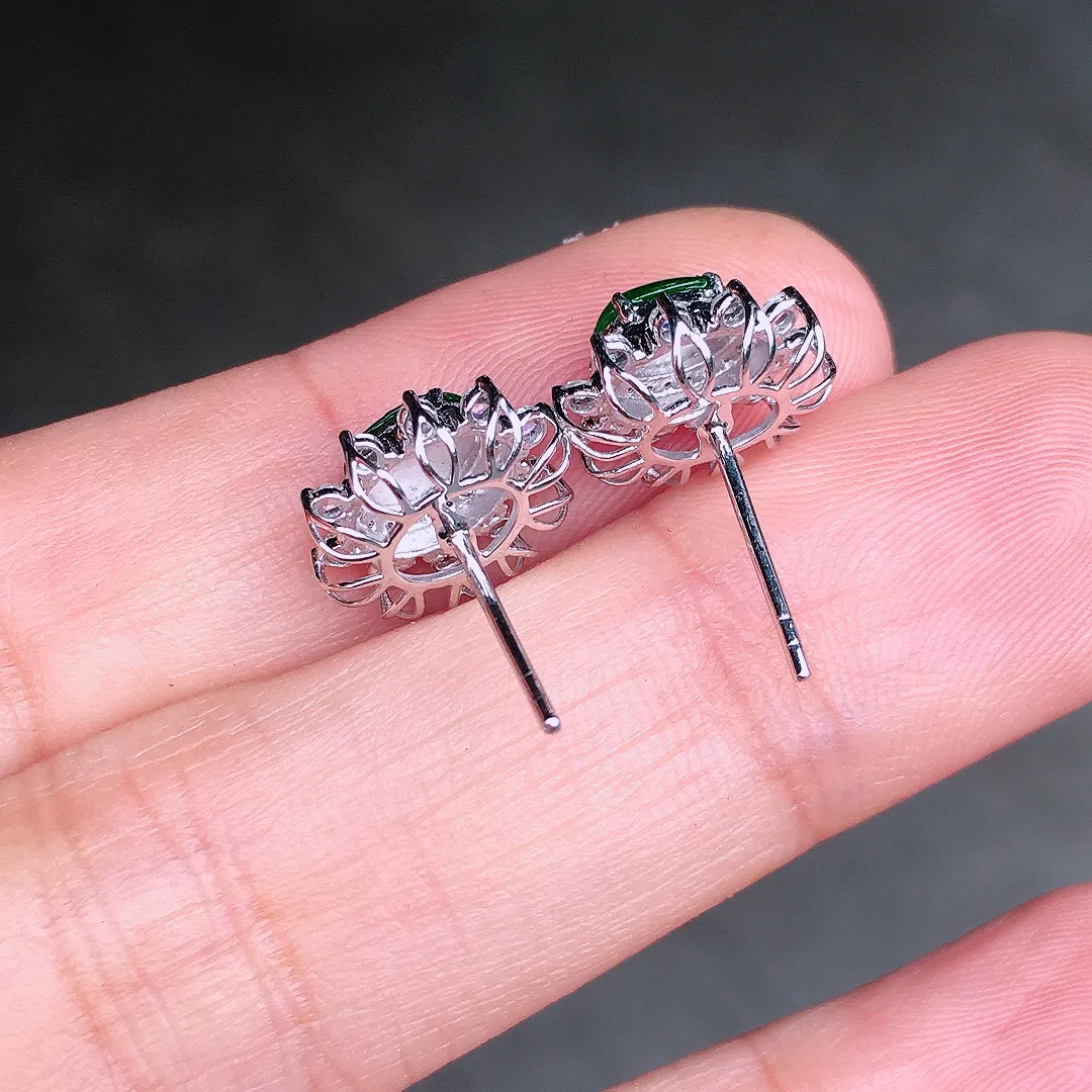 阳绿蛋面耳钉，色泽均匀艳丽，玉质细腻，荧光感超
强，饱满圆润，尽显优雅气质，18k
金豪华镶嵌