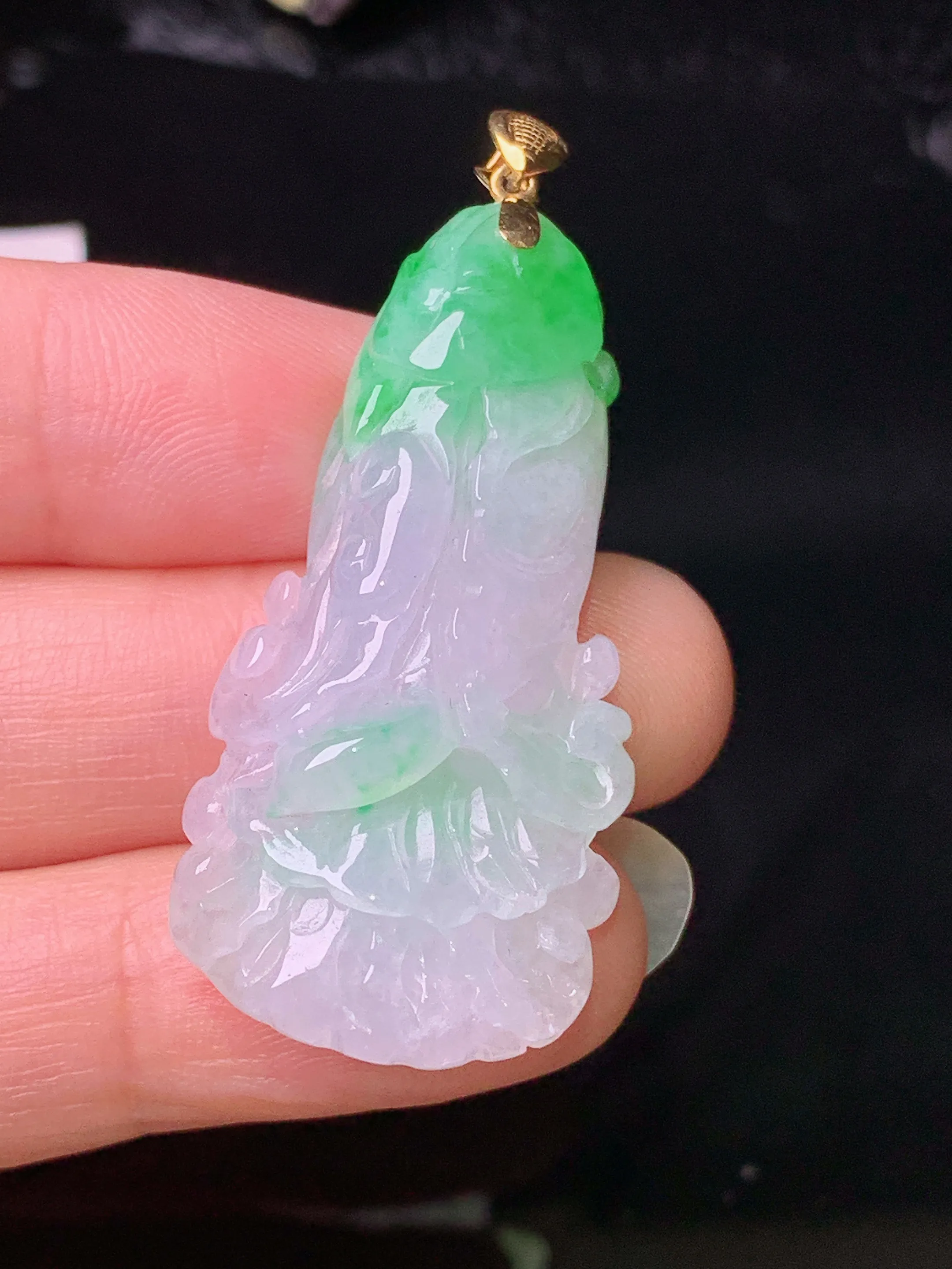 18k金镶嵌飘绿白菜吊坠 玉质细腻 色泽清新艳丽 整体尺寸46.2*20*10.5
